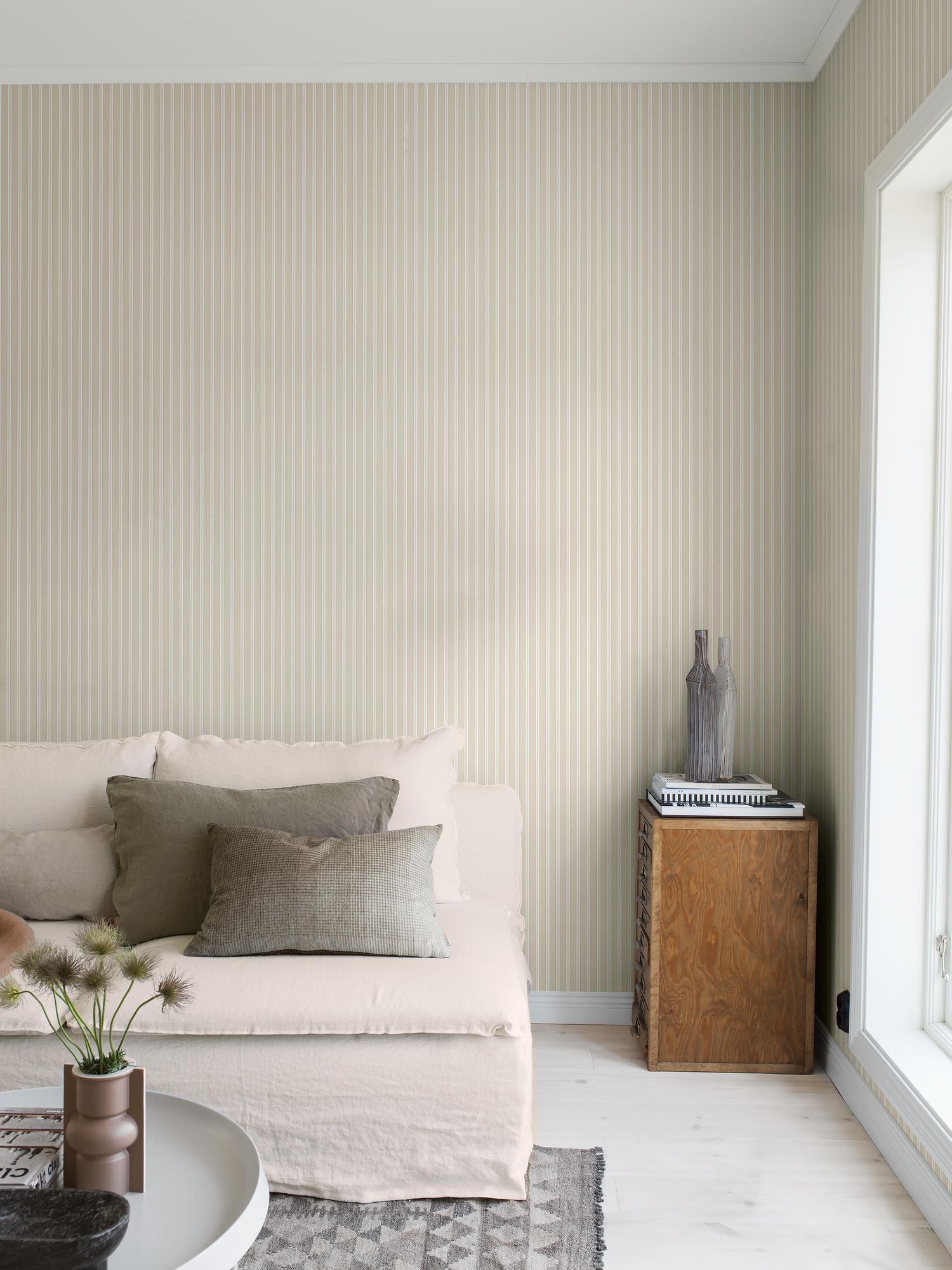 6979 Pärlrand Beige and White Wallpaper by Boråstapeter