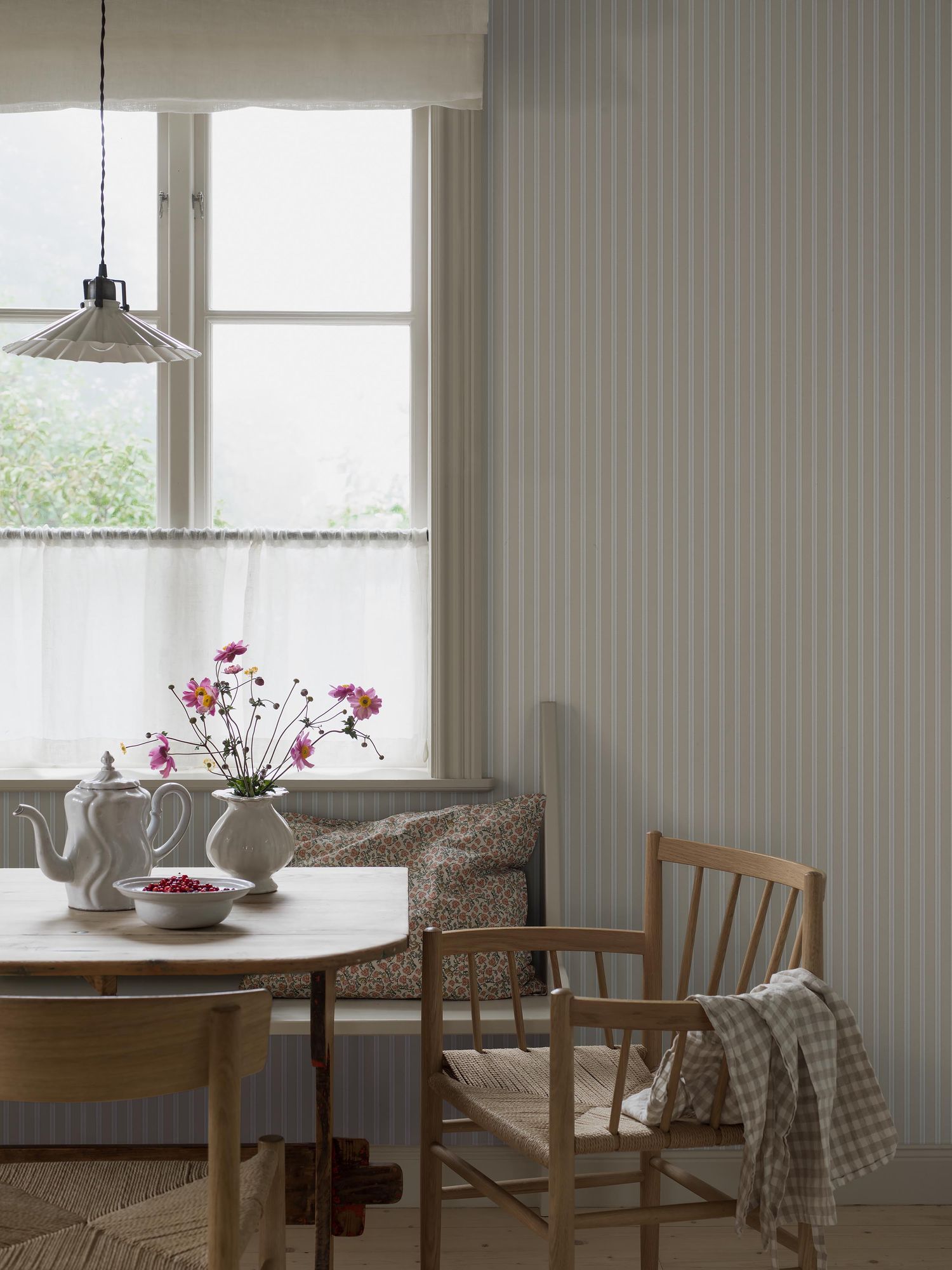 6979 Pärlrand Beige and White Wallpaper by Boråstapeter