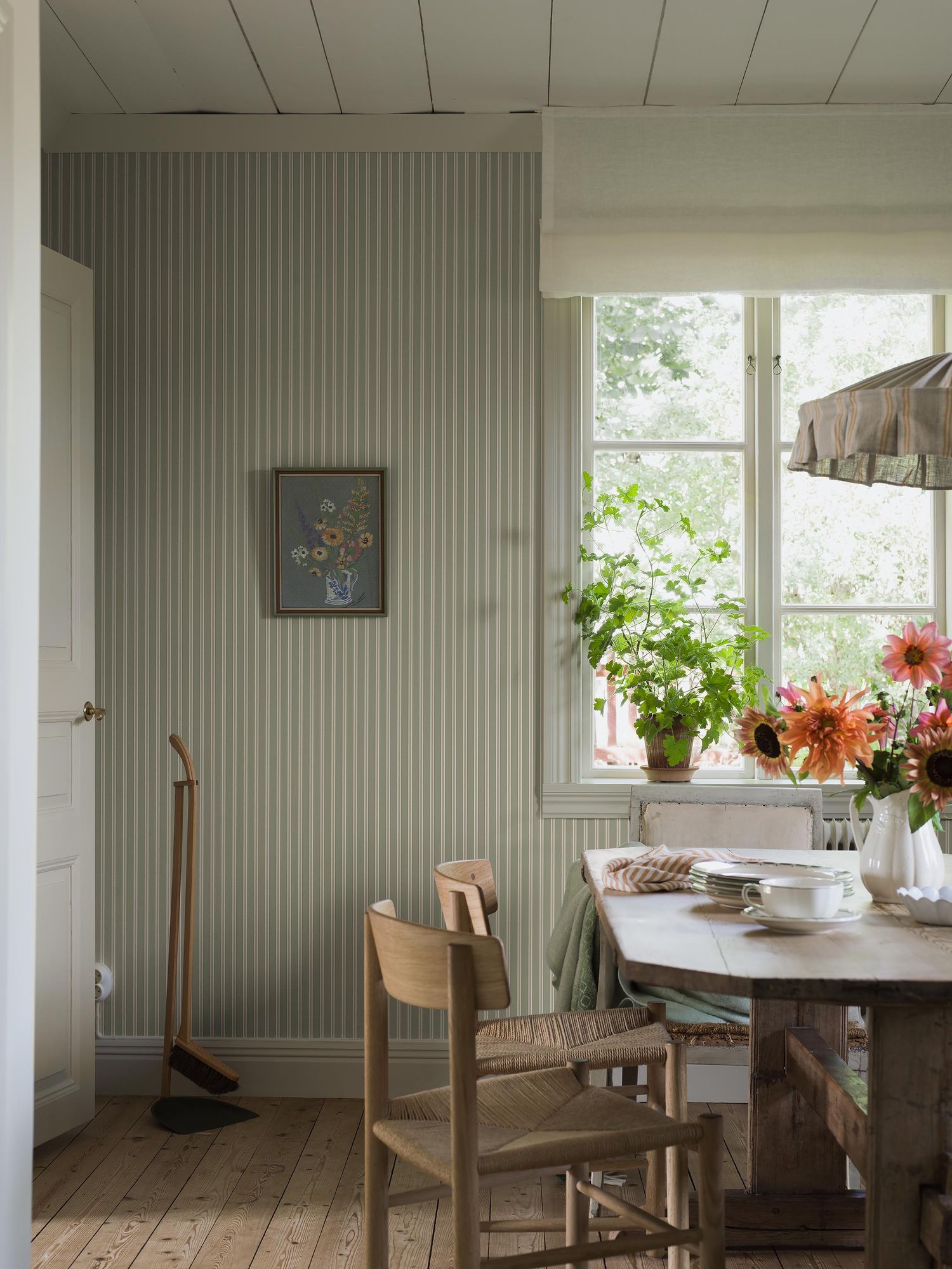 6980 Pärlrand Green and Beige Wallpaper by Boråstapeter