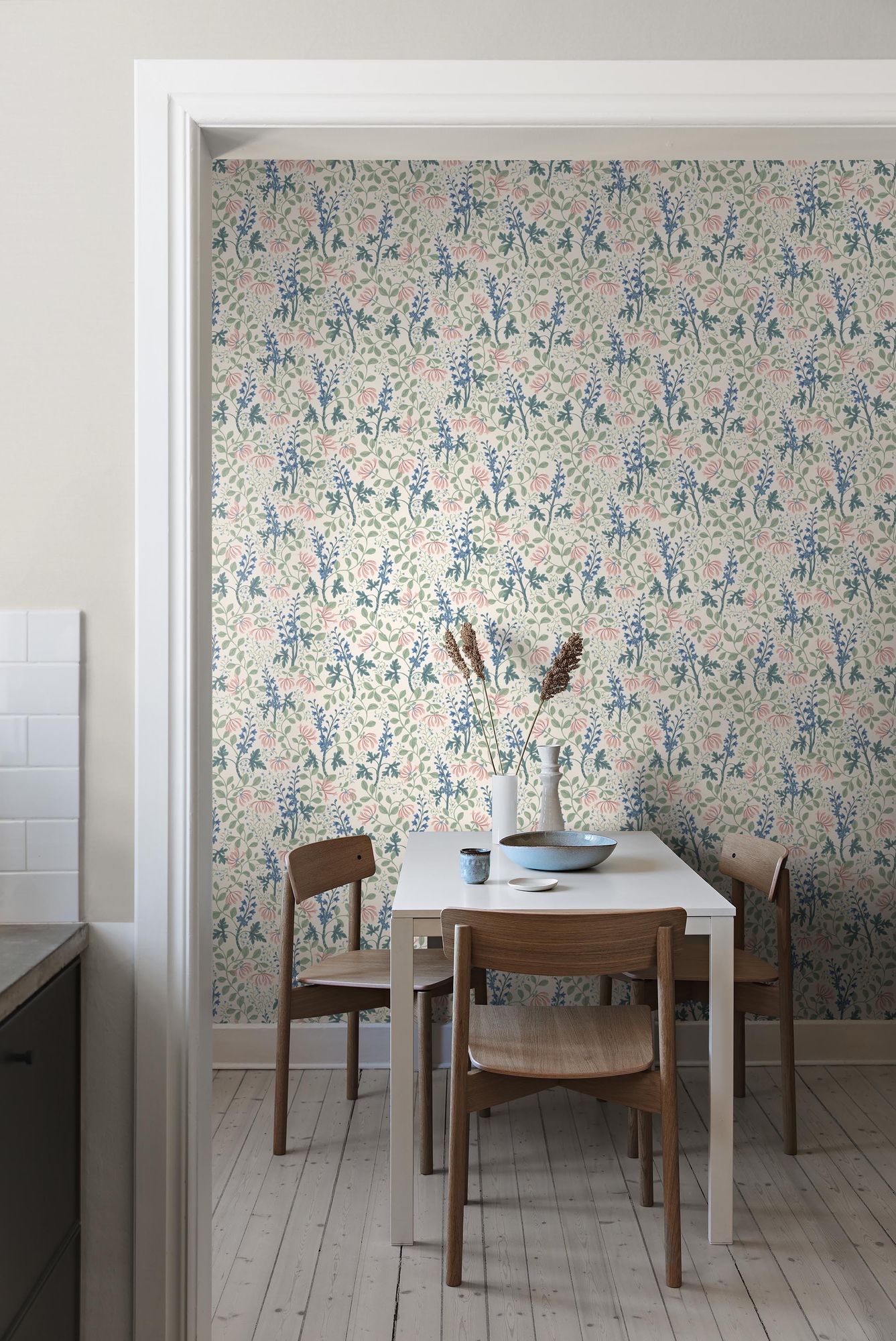 6984 Trädgårdsfröjd Multi and White Wallpaper by Boråstapeter
