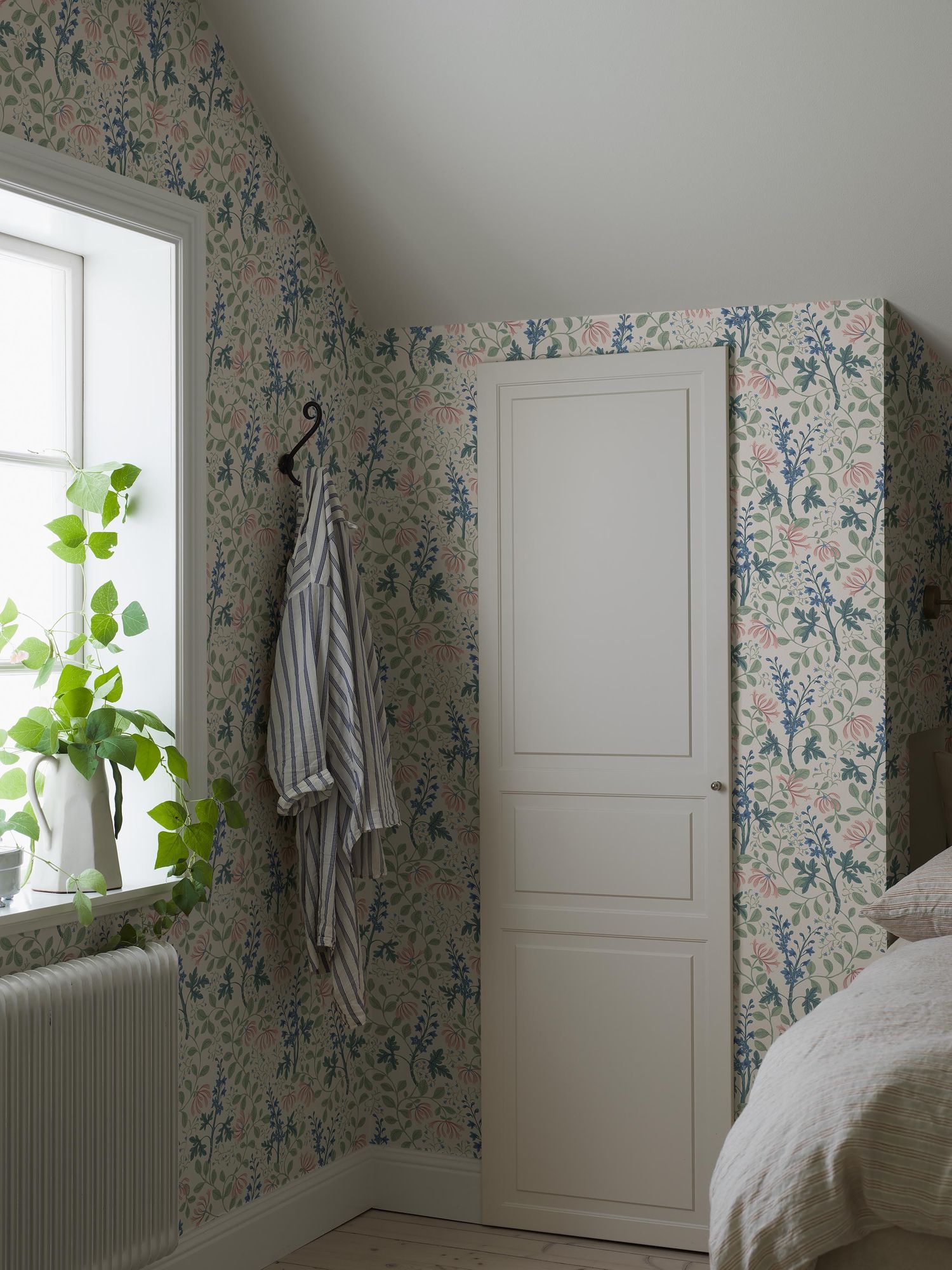6984 Trädgårdsfröjd Multi and White Wallpaper by Boråstapeter