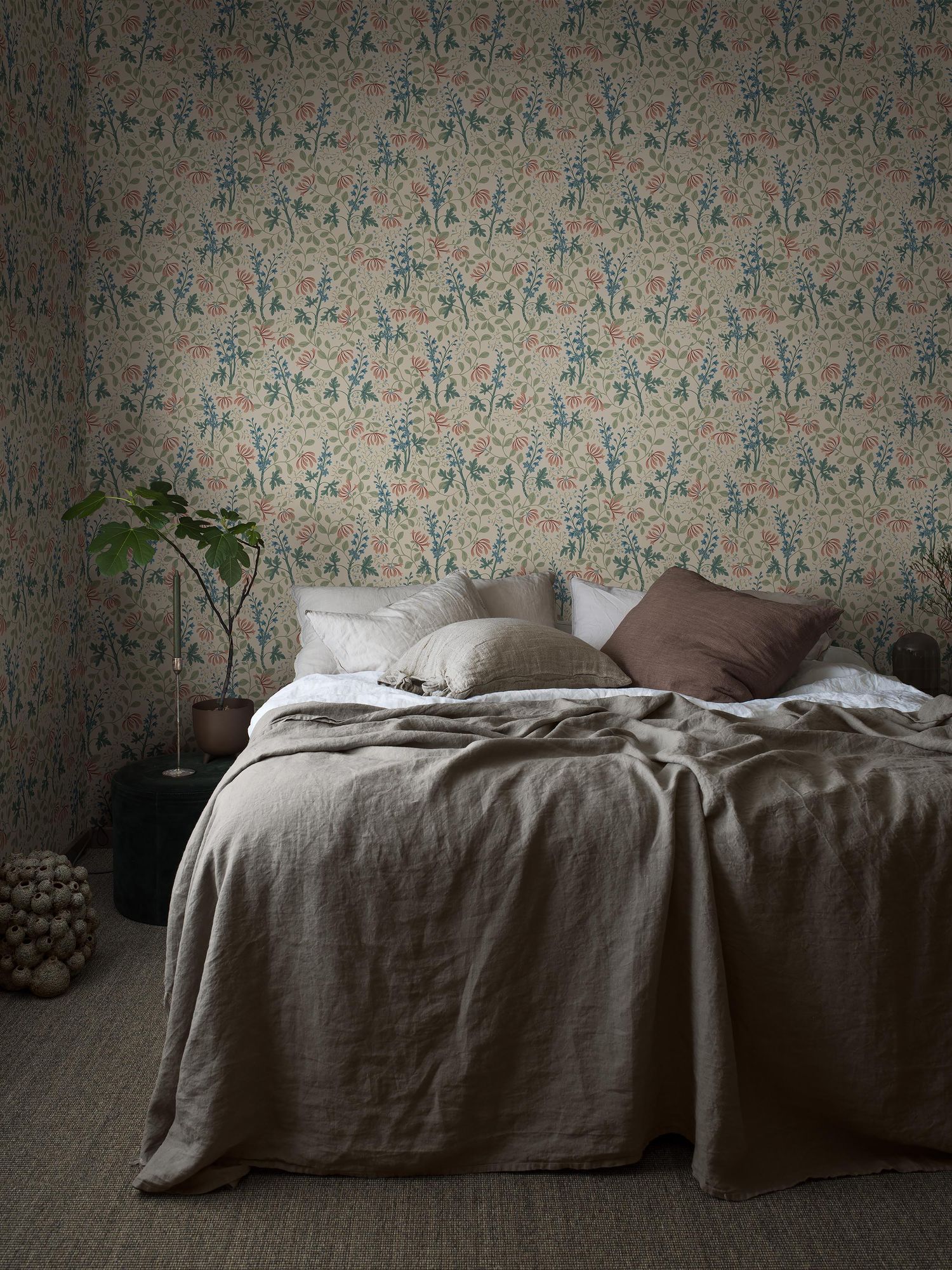 6985 Trädgårdsfröjd Multi and Beige Wallpaper by Boråstapeter