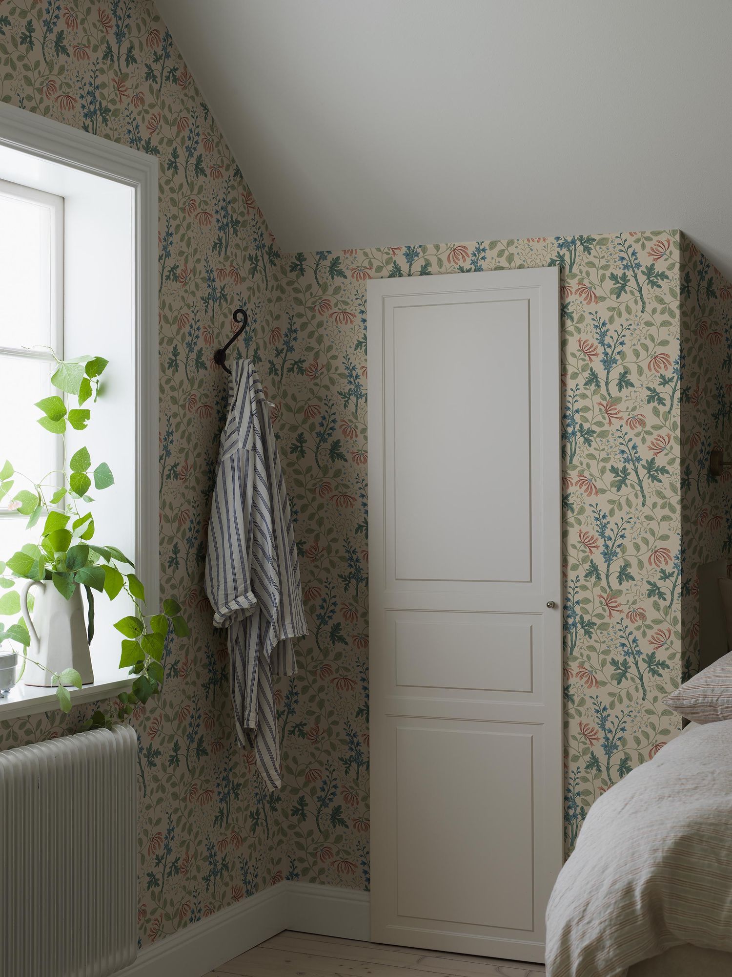 6985 Trädgårdsfröjd Multi and Beige Wallpaper by Boråstapeter