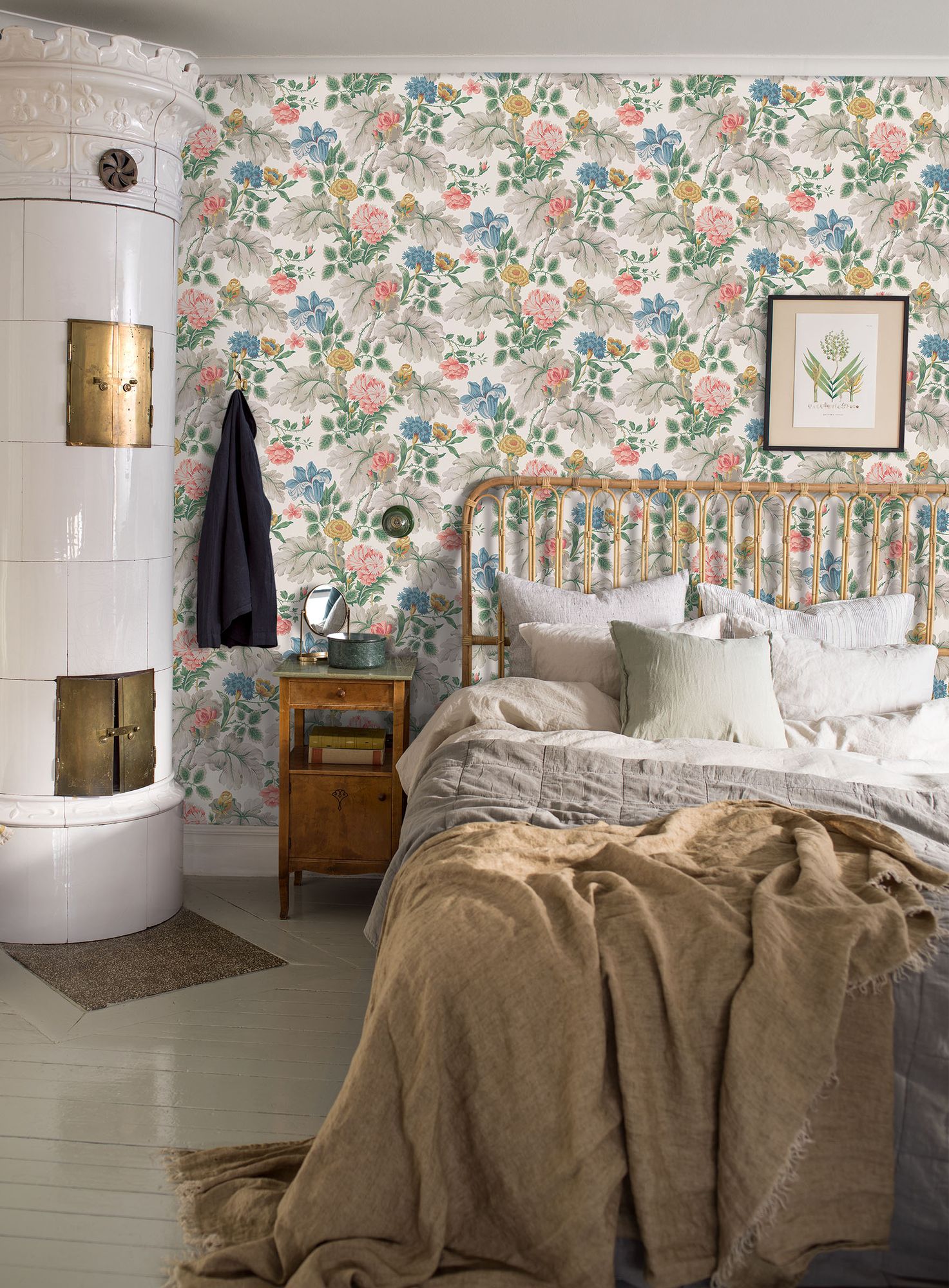 7235 Carnation Garden Multi and White Wallpaper by Boråstapeter