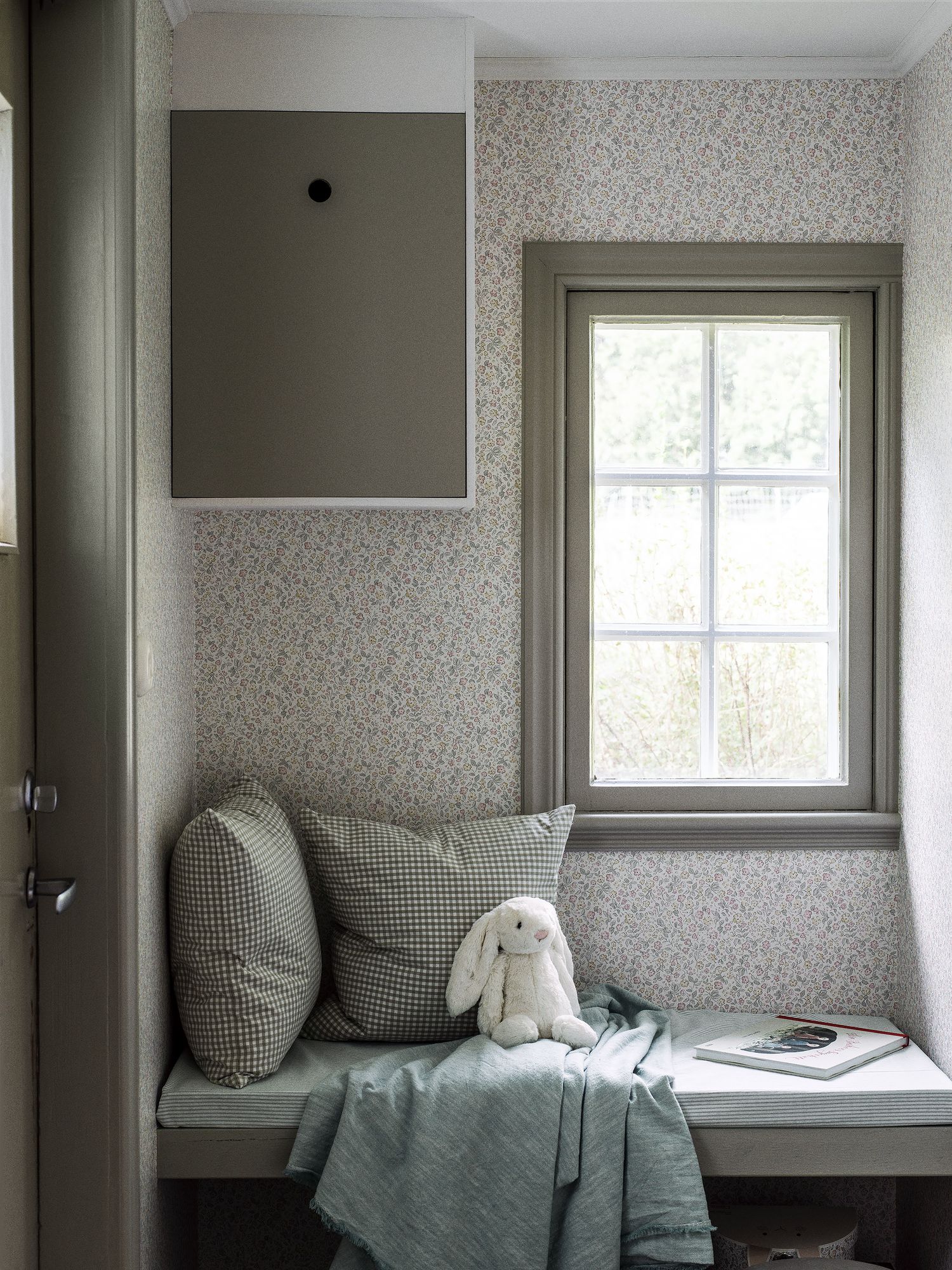 7468 Jasmine White and Multi Wallpaper by Boråstapeter