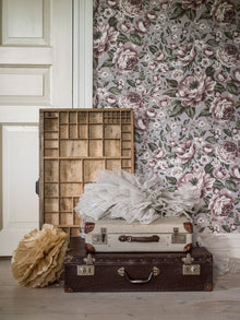 7472 Rosie Purple and Green Wallpaper by Boråstapeter