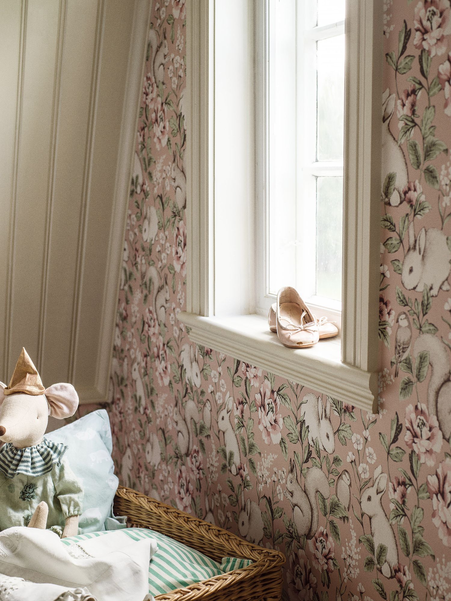 7476 Magic Forest Pink and Green Wallpaper by Boråstapeter