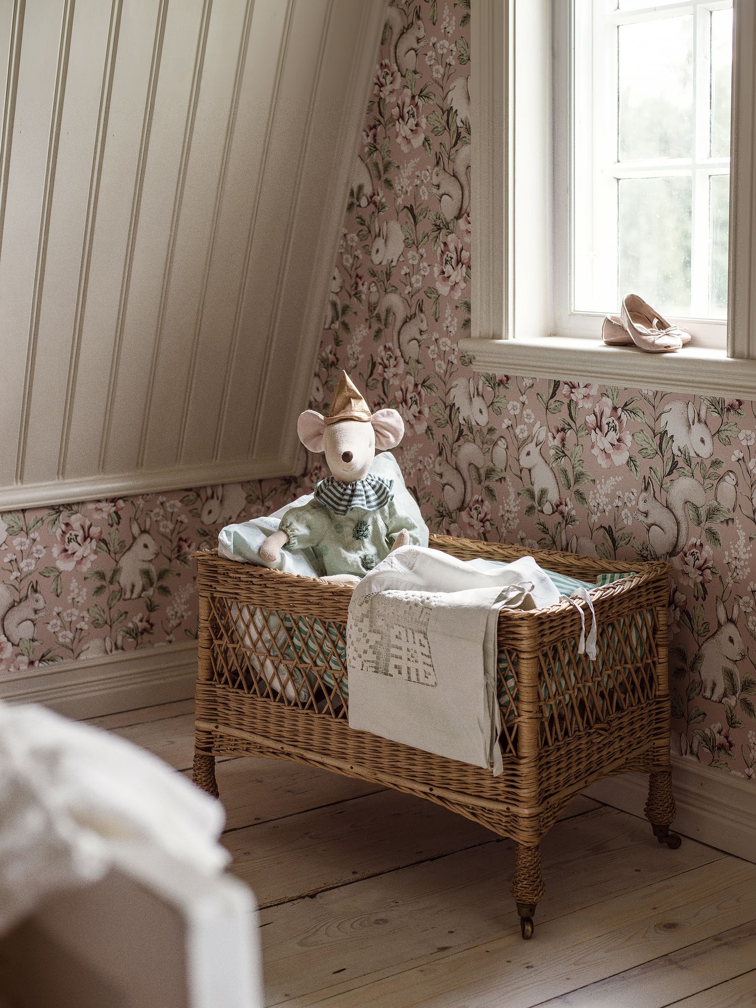 7476 Magic Forest Pink and Green Wallpaper by Boråstapeter