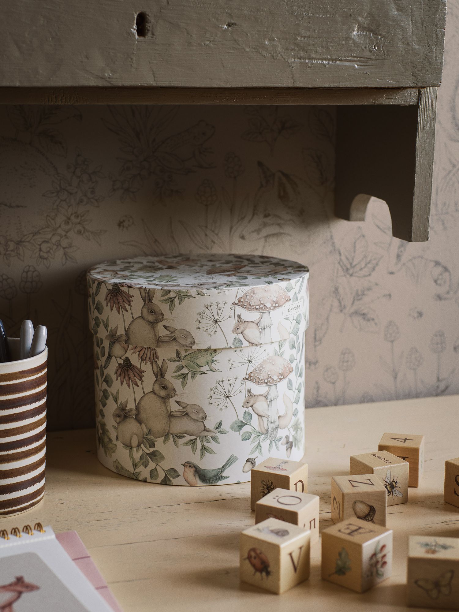 7487 Forest Friends Brown Wallpaper by Boråstapeter