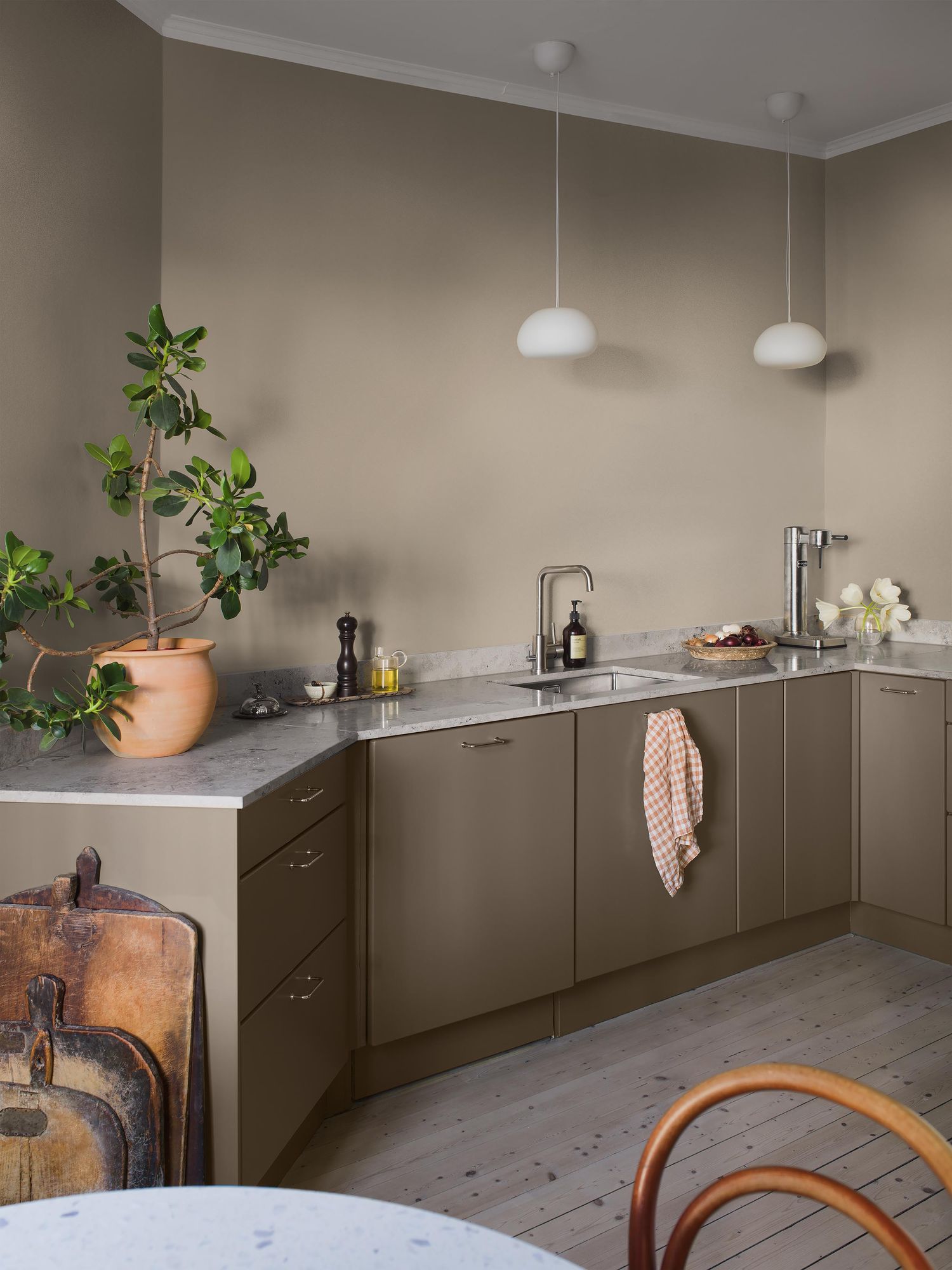 7551 Almond Wallpaper by Boråstapeter