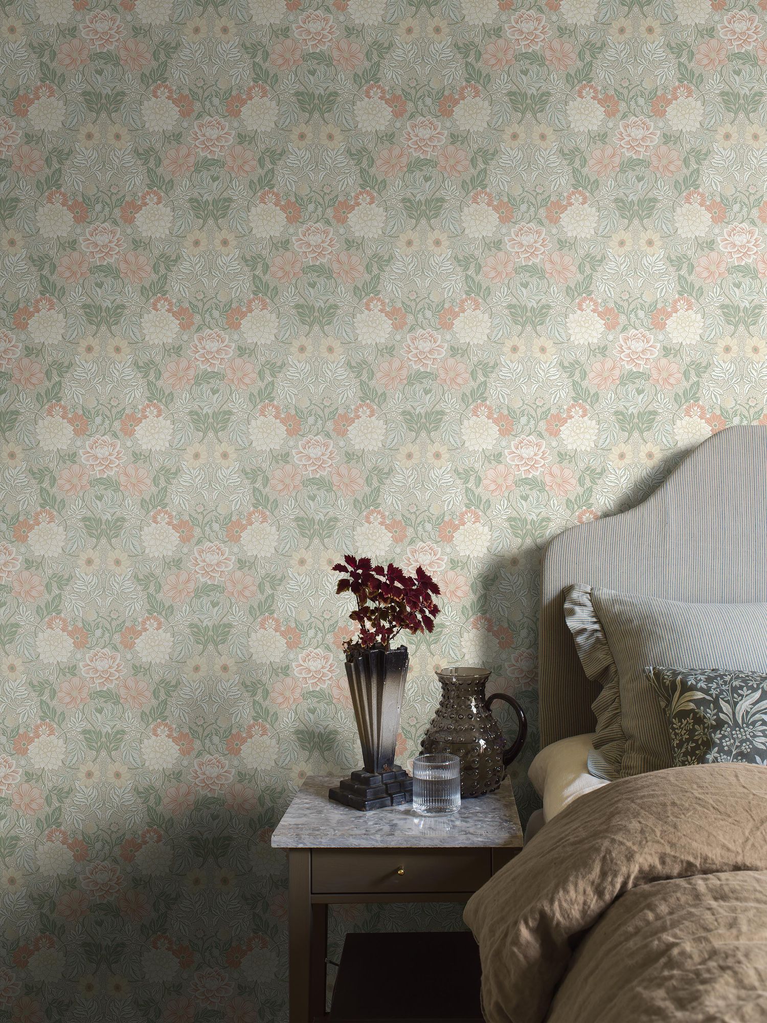 7665 Dahlia Garden Multicoloured Icons Wallpaper by Boråstapeter
