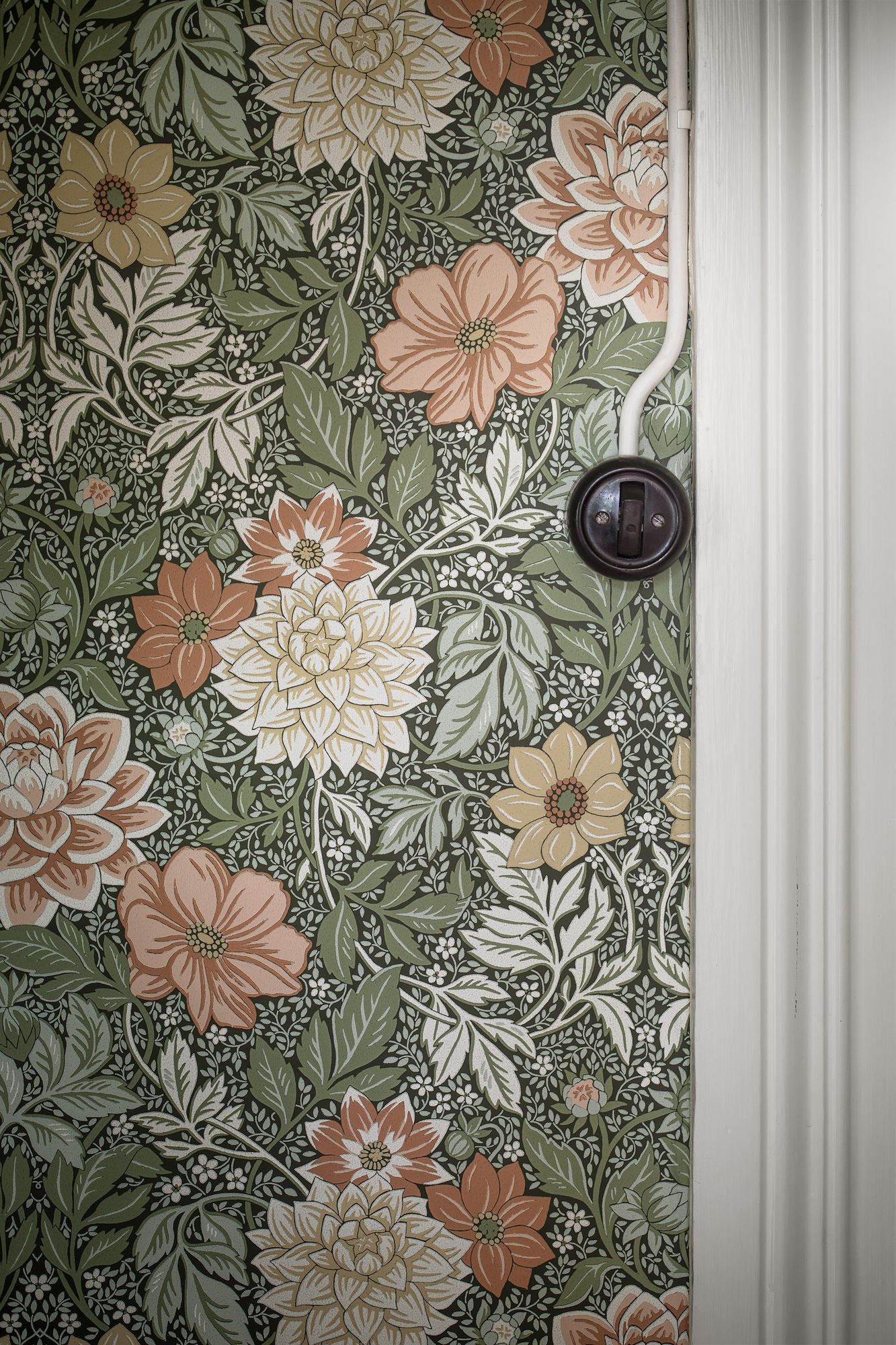 7666 Dahlia Garden Multicoloured Falsterbo III Wallpaper by Boråstapeter