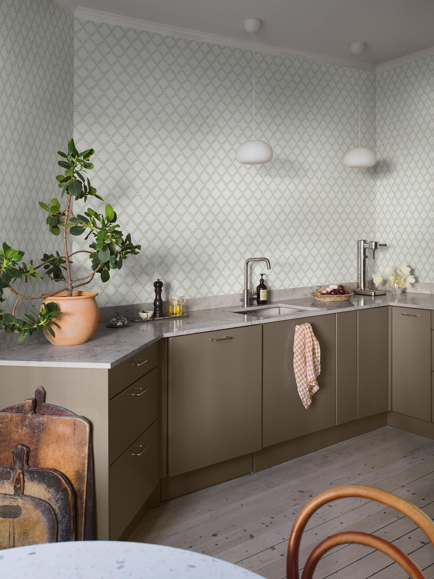 7671 Trellis Leaves Light Green and White Falsterbo III Wallpaper by Boråstapeter