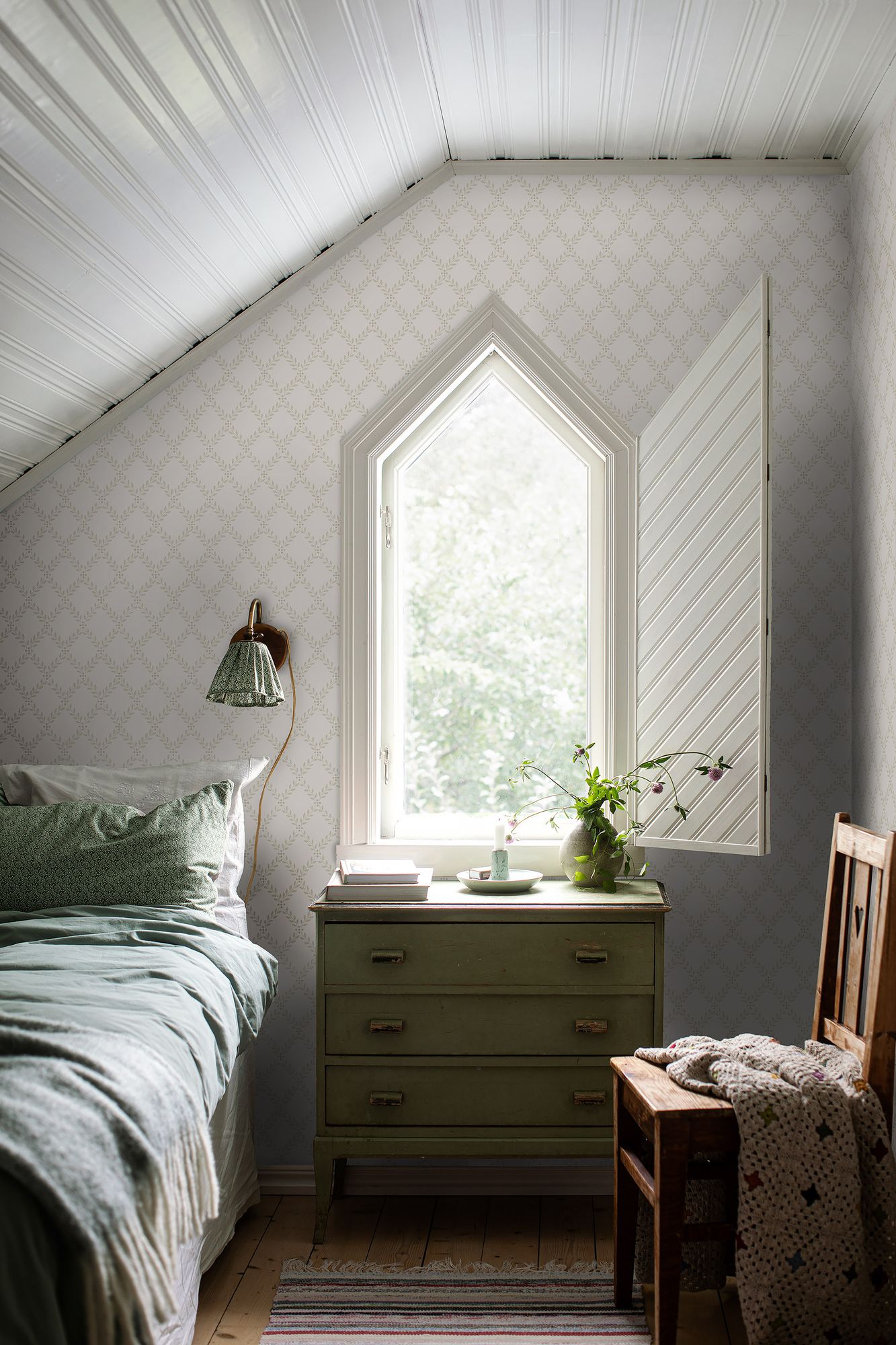 7673 Trellis Leaves Light Beige and White Falsterbo III Wallpaper by Boråstapeter