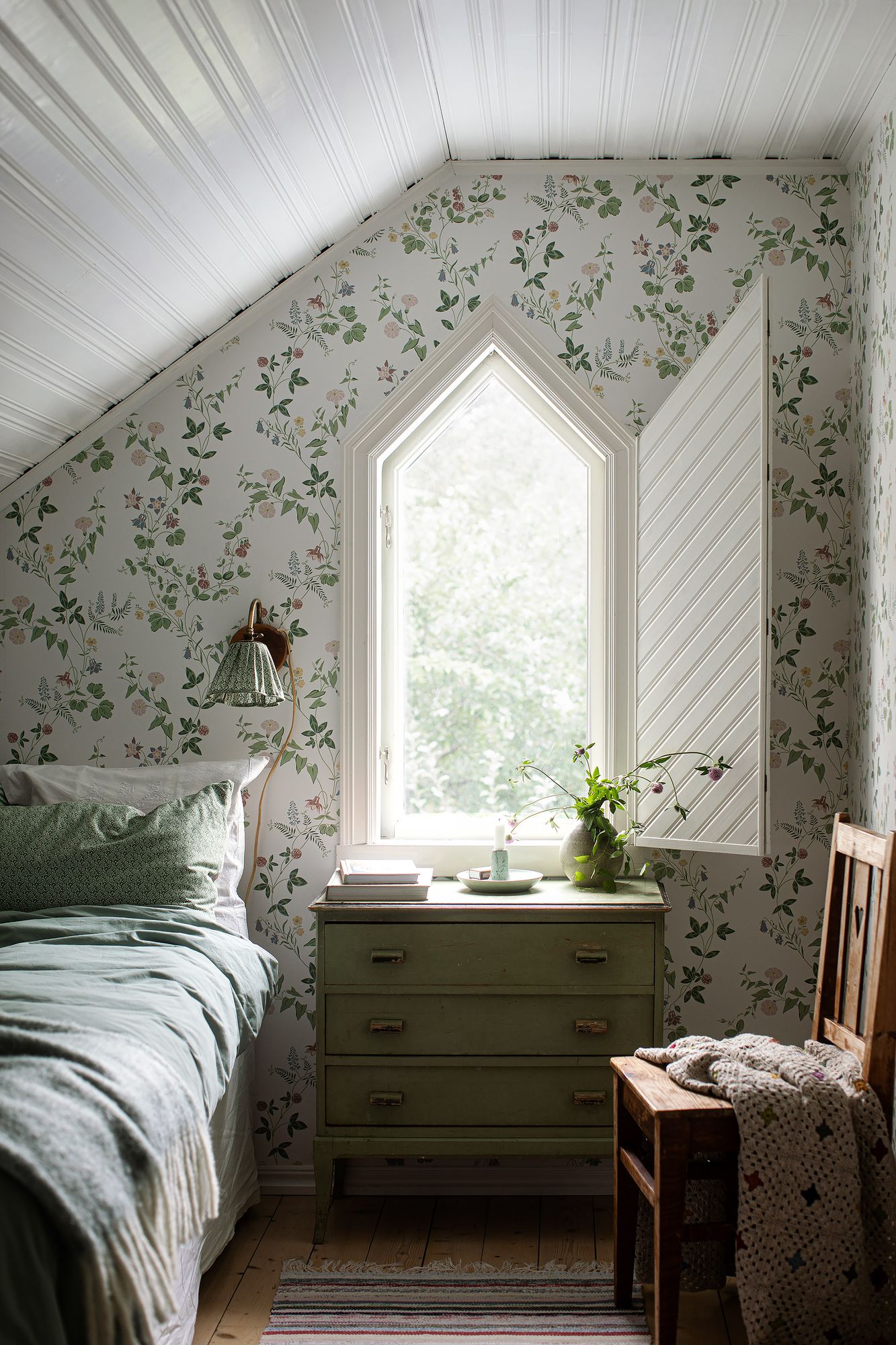 7680 Midsummer Eve Multicoloured Falsterbo III Wallpaper by Boråstapeter