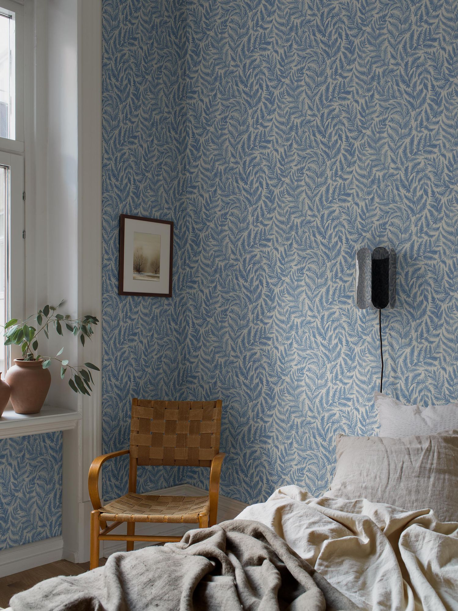 7790 Ferns Light Blue and White Adorn Wallpaper by Boråstapeter