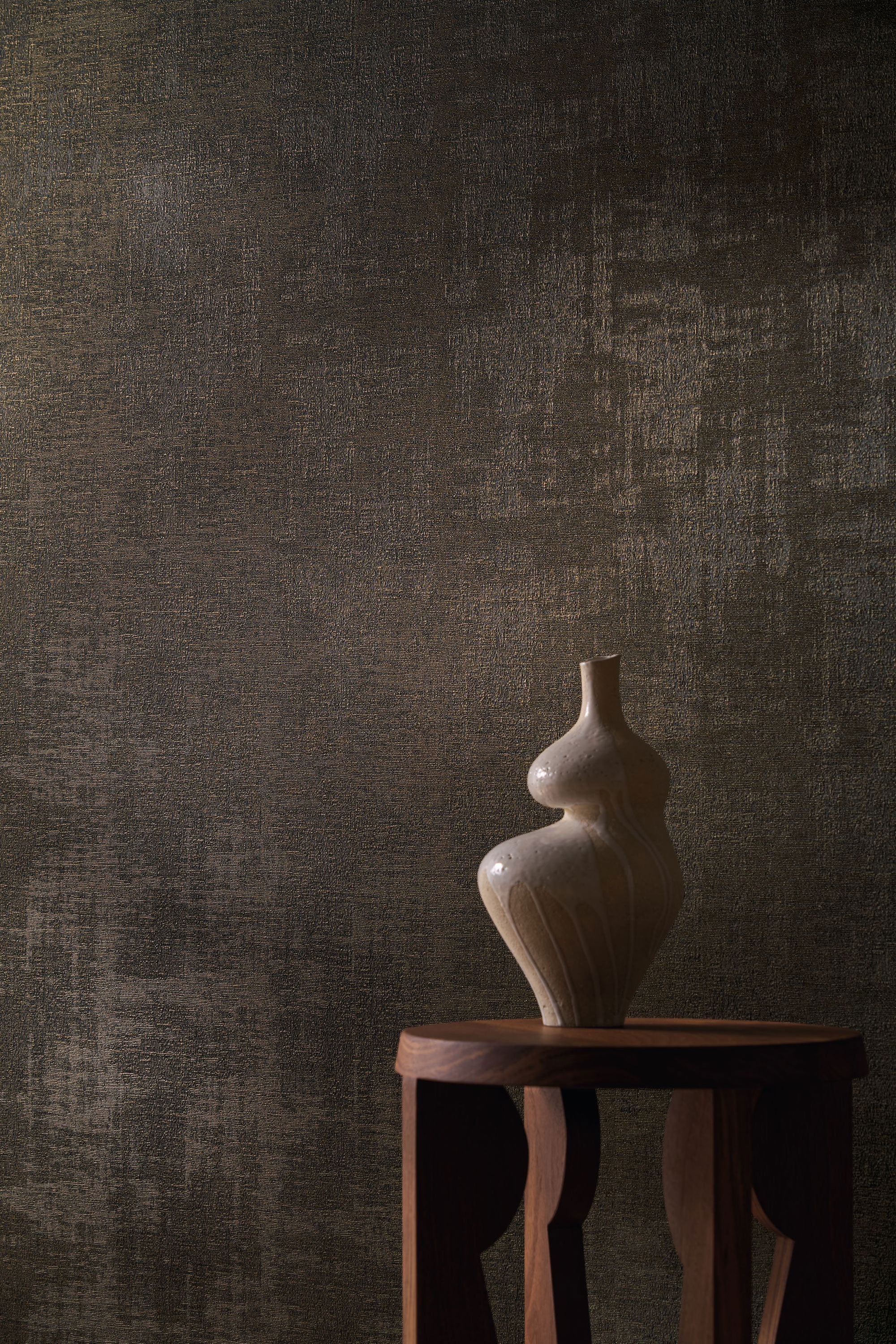 Irisor Noir/Doré Le Velours 3 Wallpaper by Casamance