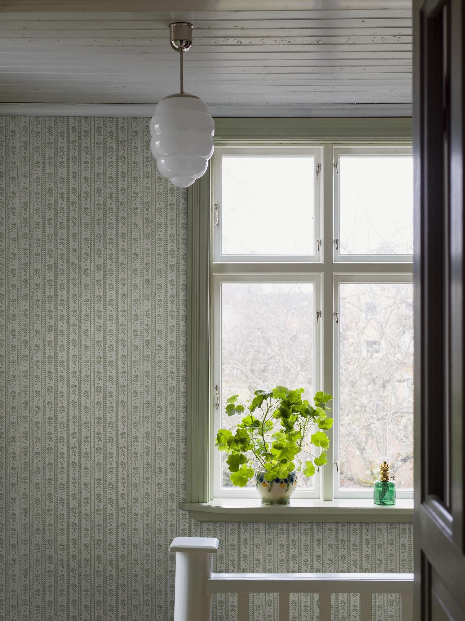 8051 Nejlikerand Light Green Anno II Wallpaper by Boråstapeter