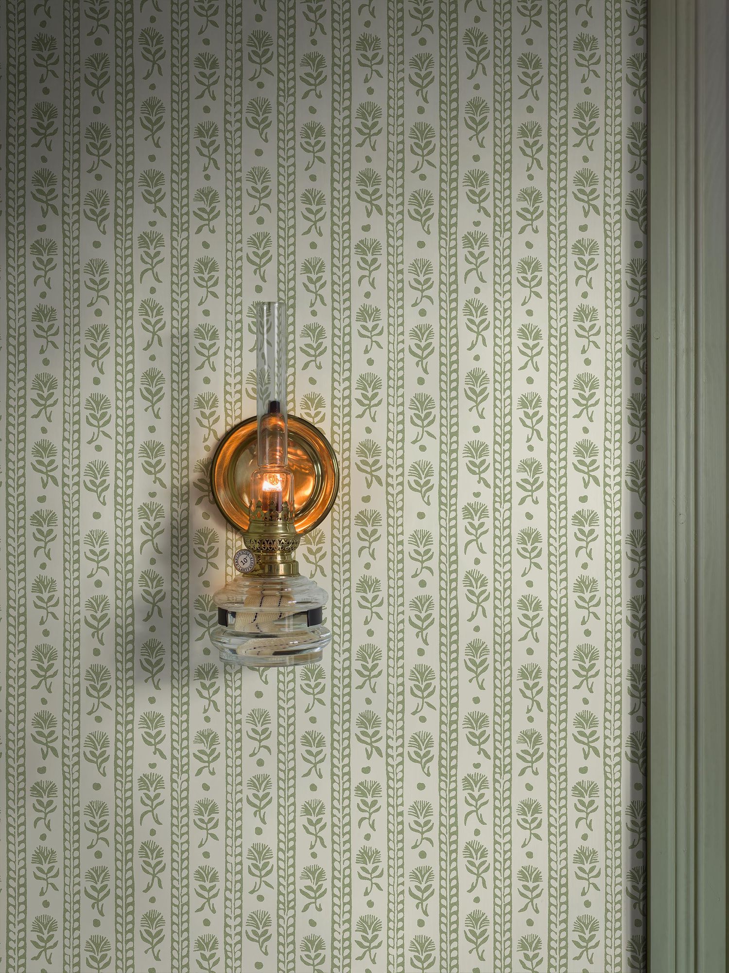 8051 Nejlikerand Light Green Anno II Wallpaper by Boråstapeter