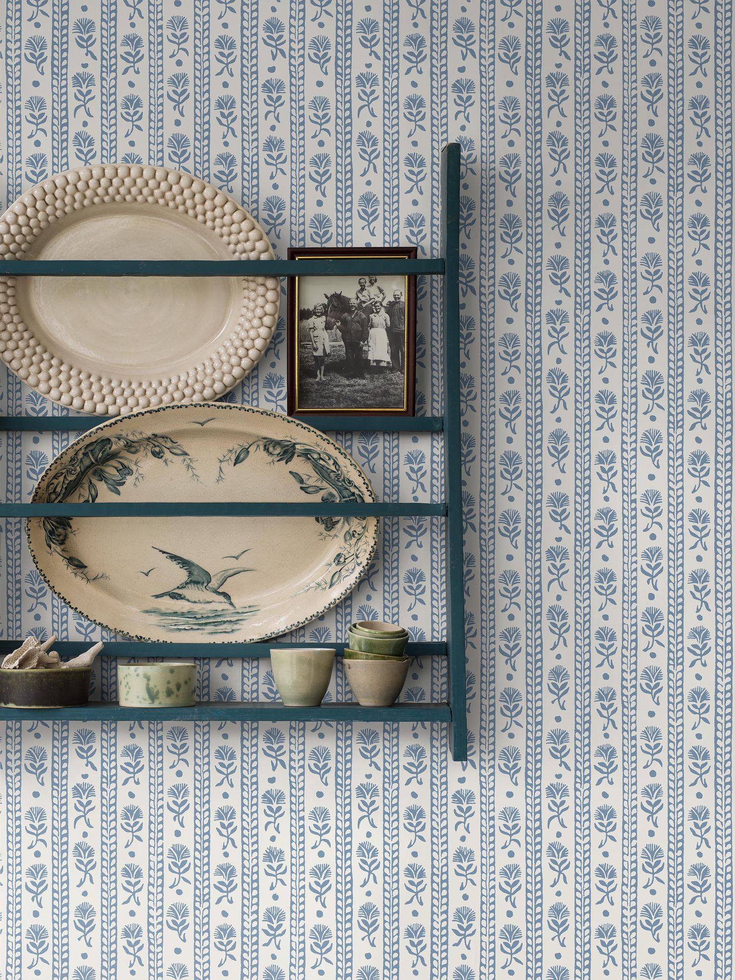 8052 Nejlikerand Light Blue Anno II Wallpaper by Boråstapeter
