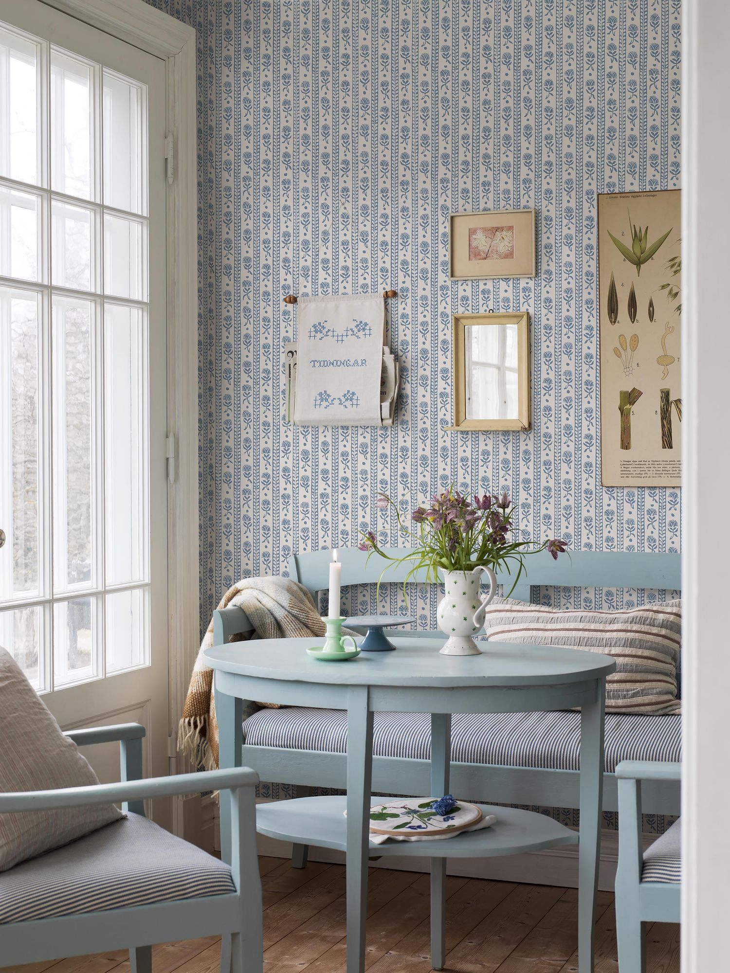 8052 Nejlikerand Light Blue Anno II Wallpaper by Boråstapeter