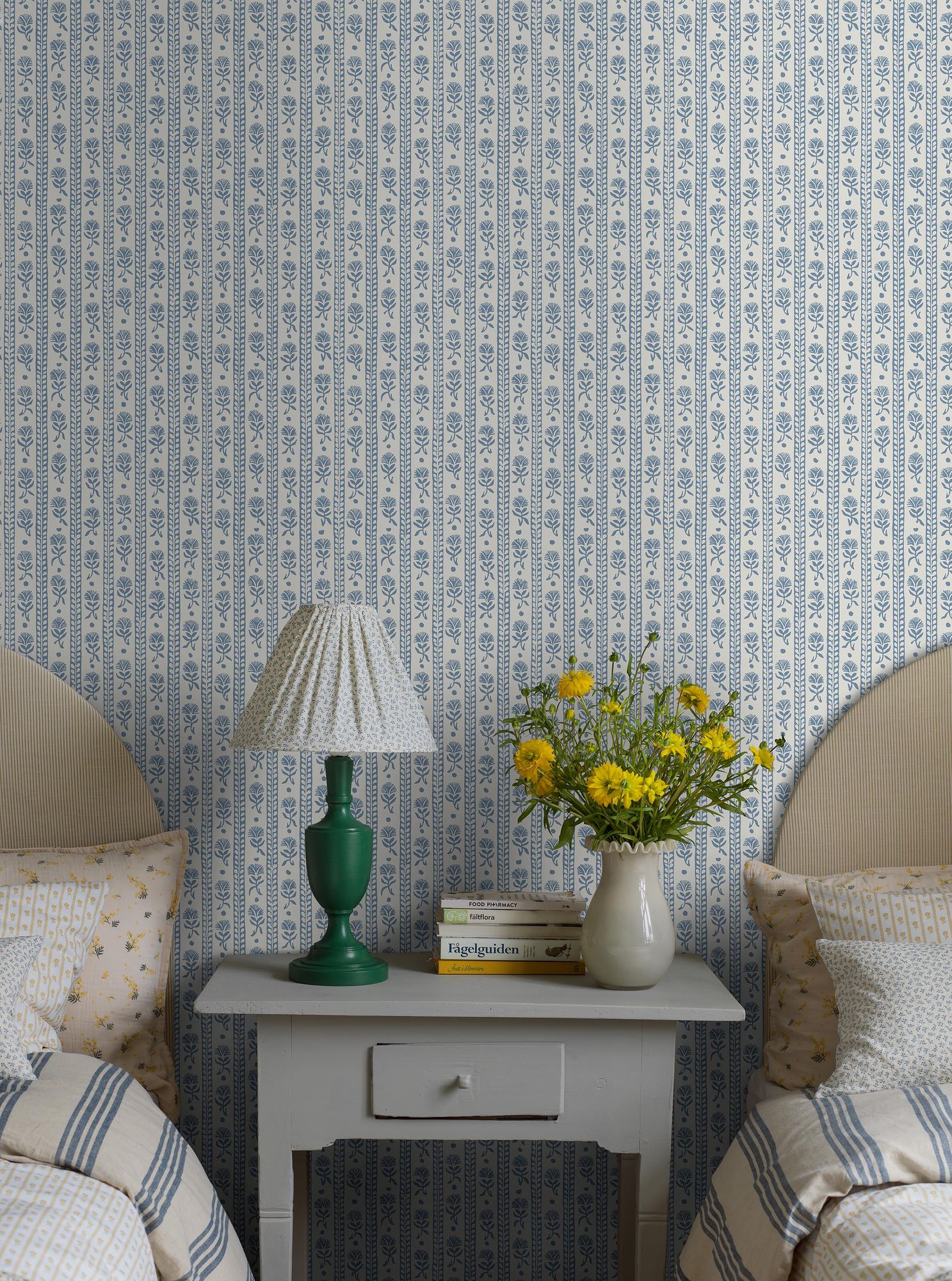 8052 Nejlikerand Light Blue Anno II Wallpaper by Boråstapeter