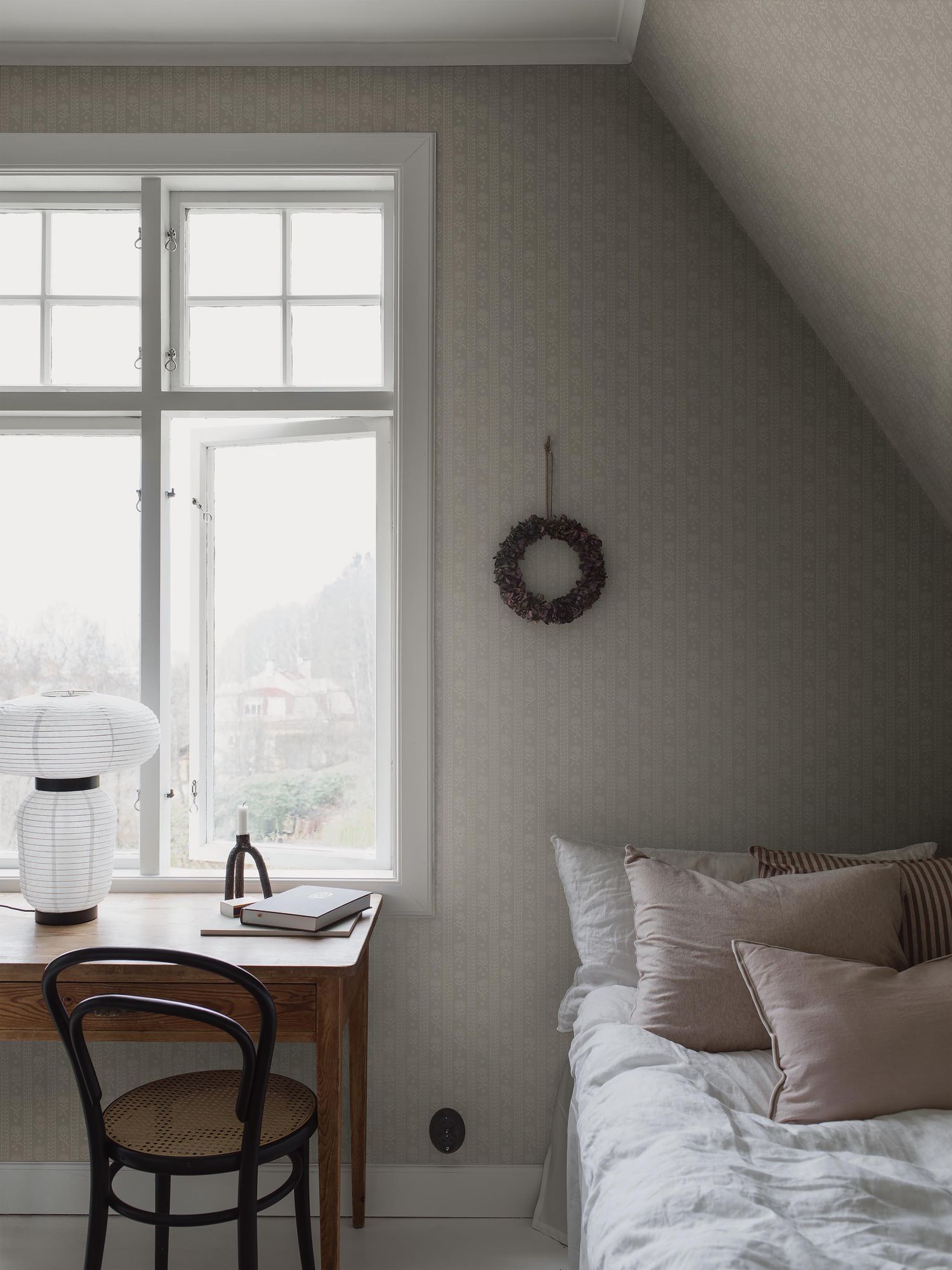 8053 Nejlikerand Light Grey Anno II Wallpaper by Boråstapeter
