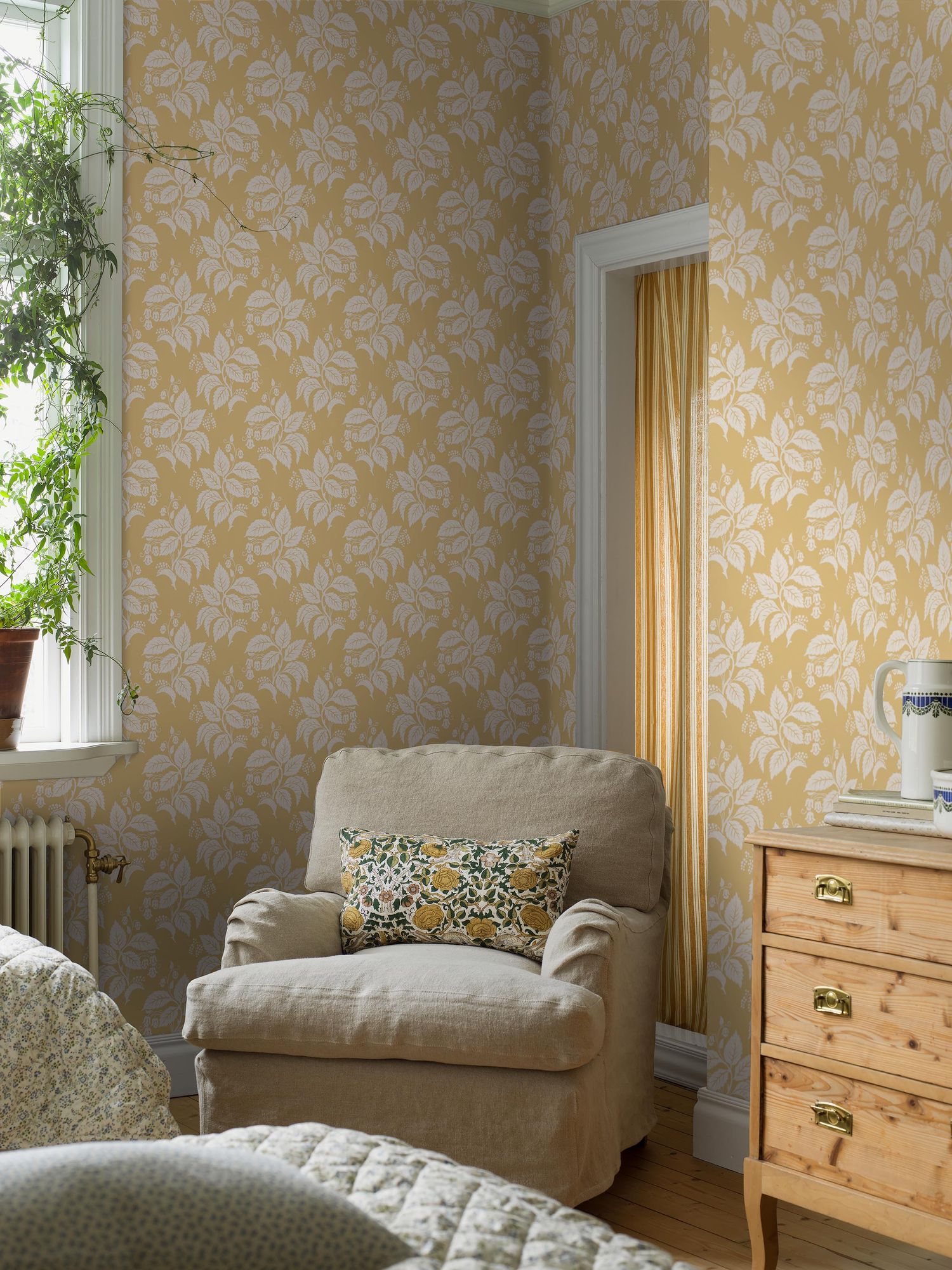 8057 Tengbergska Light Yellow Anno II Wallpaper by Boråstapeter