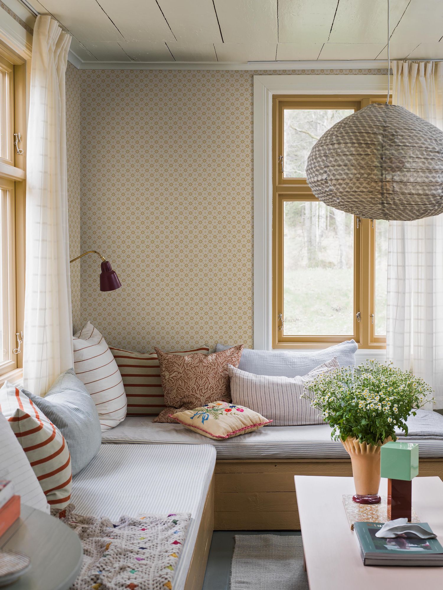 8066 Stella Light Yellow Anno II Wallpaper by Boråstapeter