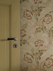8069 Göteborg Light Red Anno II Wallpaper by Boråstapeter
