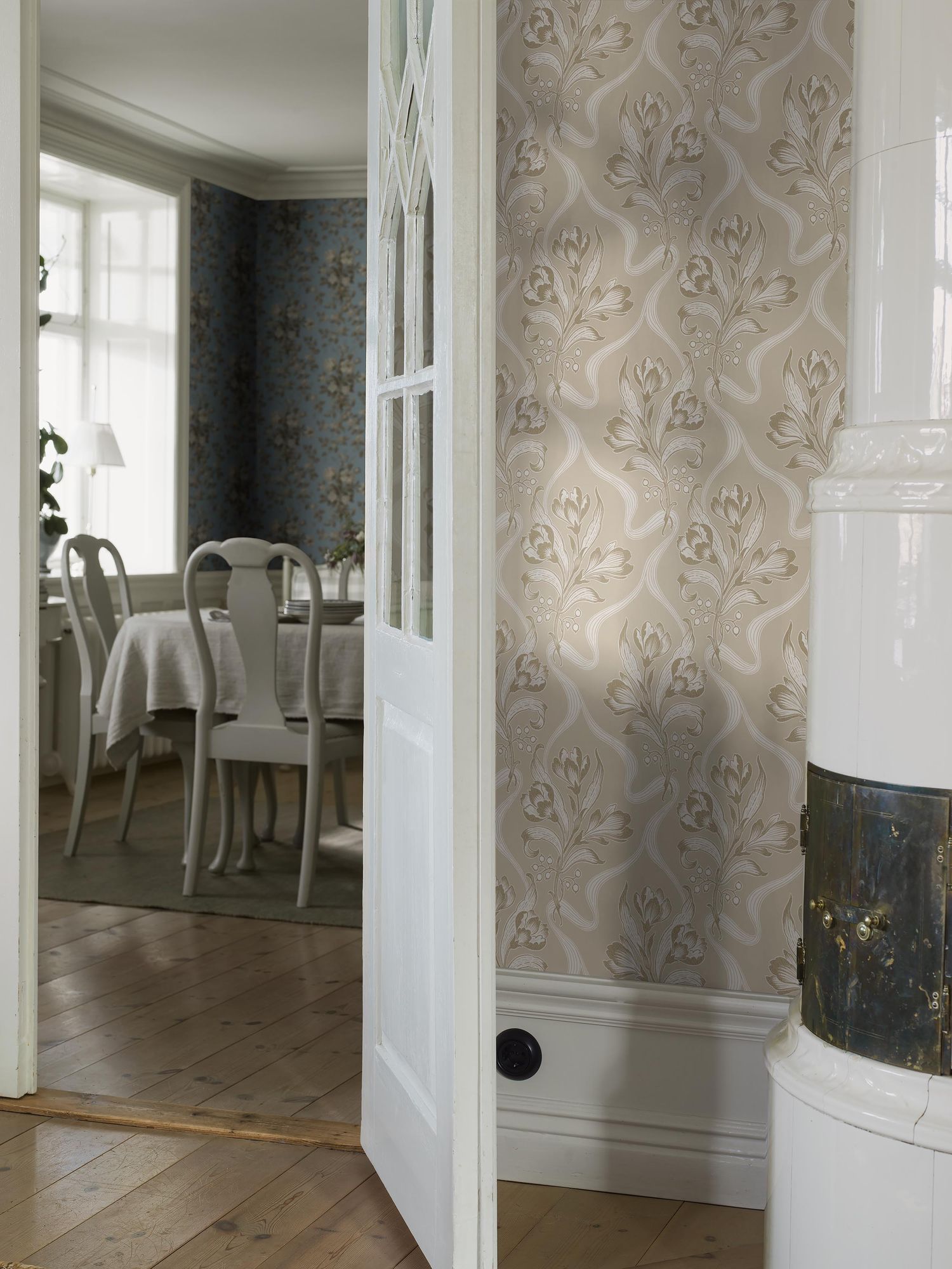 Jugendbukett Light Beige Anno II Wallpaper by Boråstapeter