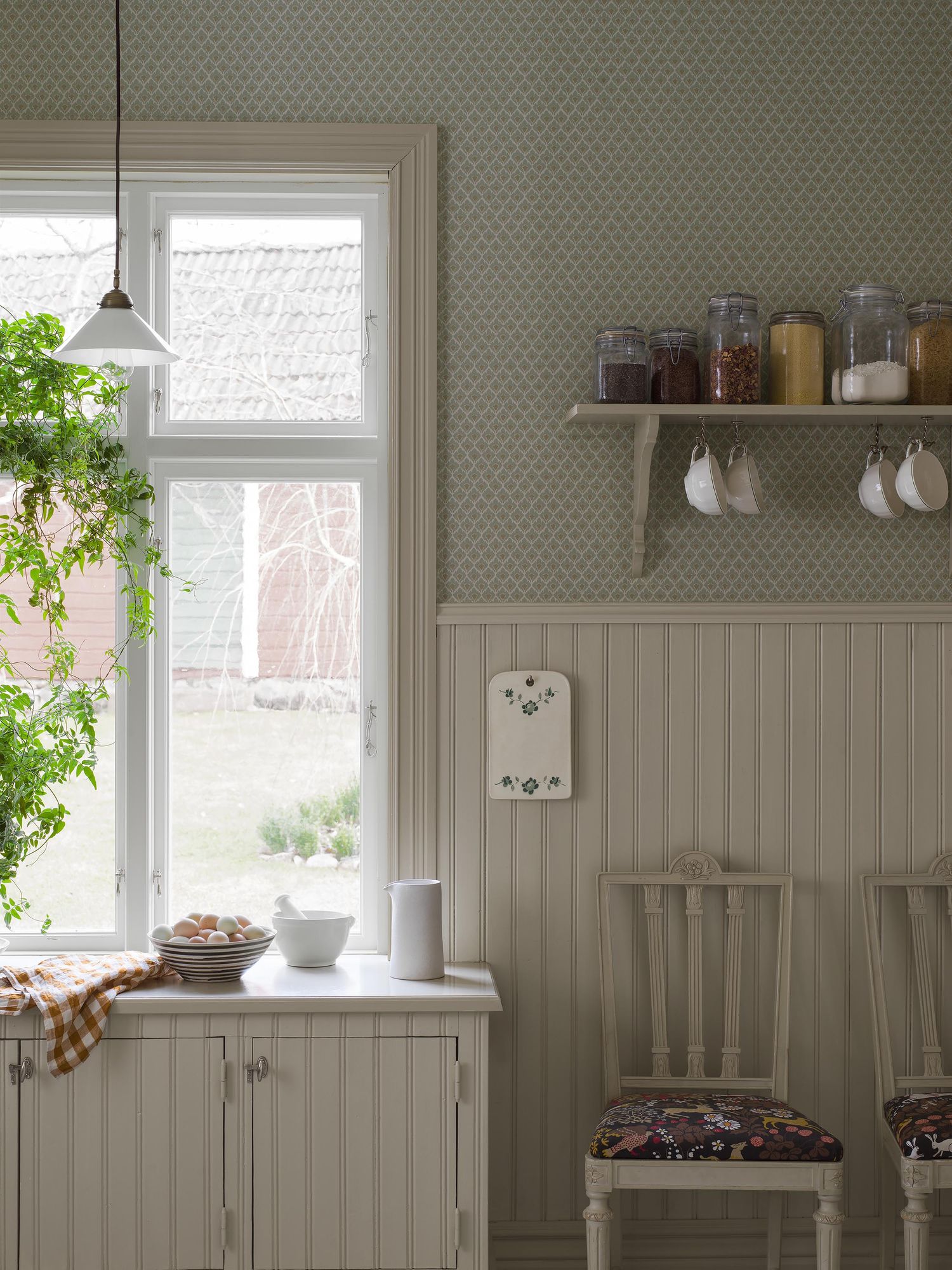8077 Svea Light Green Anno II Wallpaper by Boråstapeter