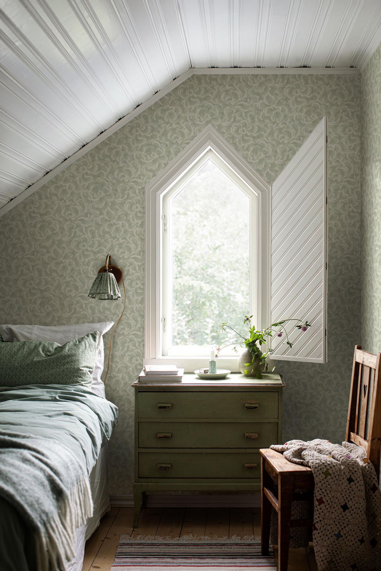 8089 Änggården Light Green Anno II Wallpaper by Boråstapeter