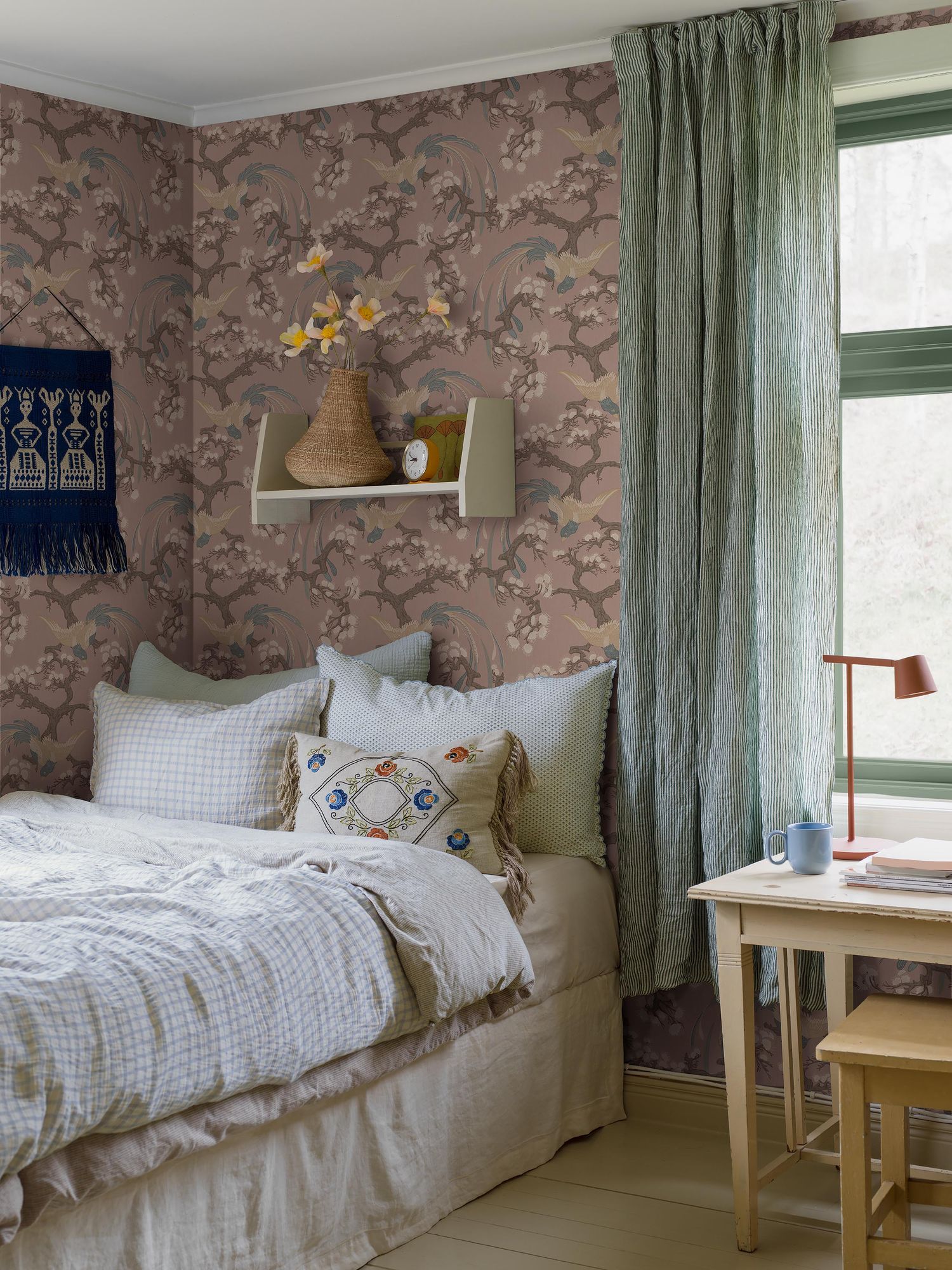 8162 Fenix Light Pink Charm Wallpaper by Boråstapeter