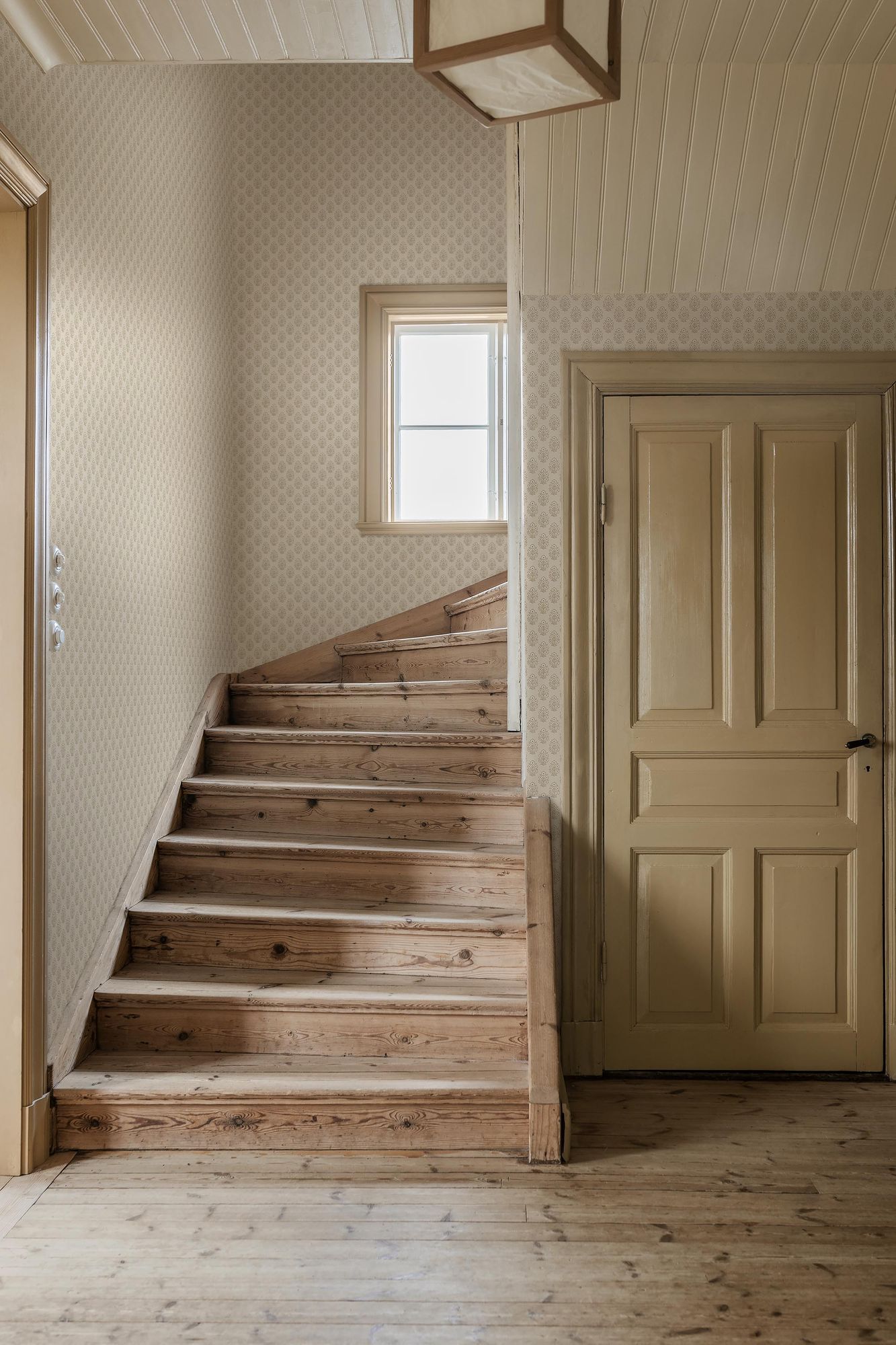 8164 Sibylla Light Beige Charm Wallpaper by Boråstapeter