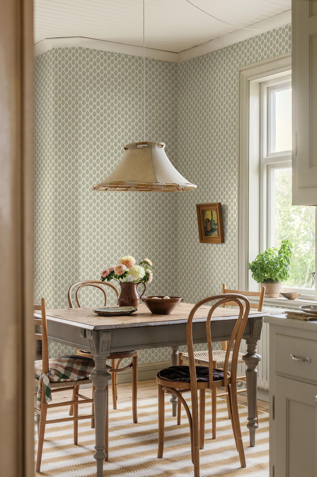 8165 Sibylla Light Green Charm Wallpaper by Boråstapeter