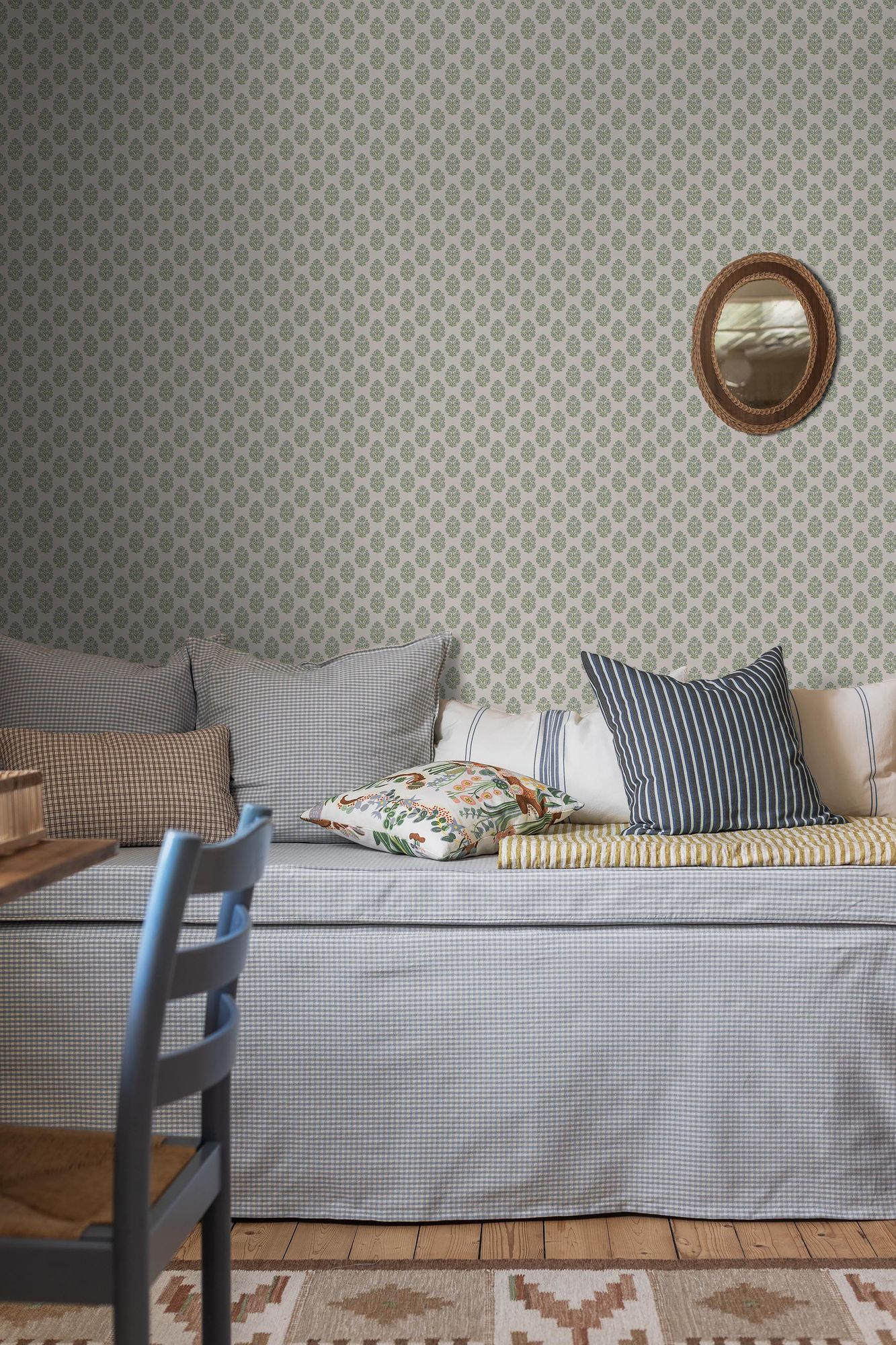 8165 Sibylla Light Green Charm Wallpaper by Boråstapeter