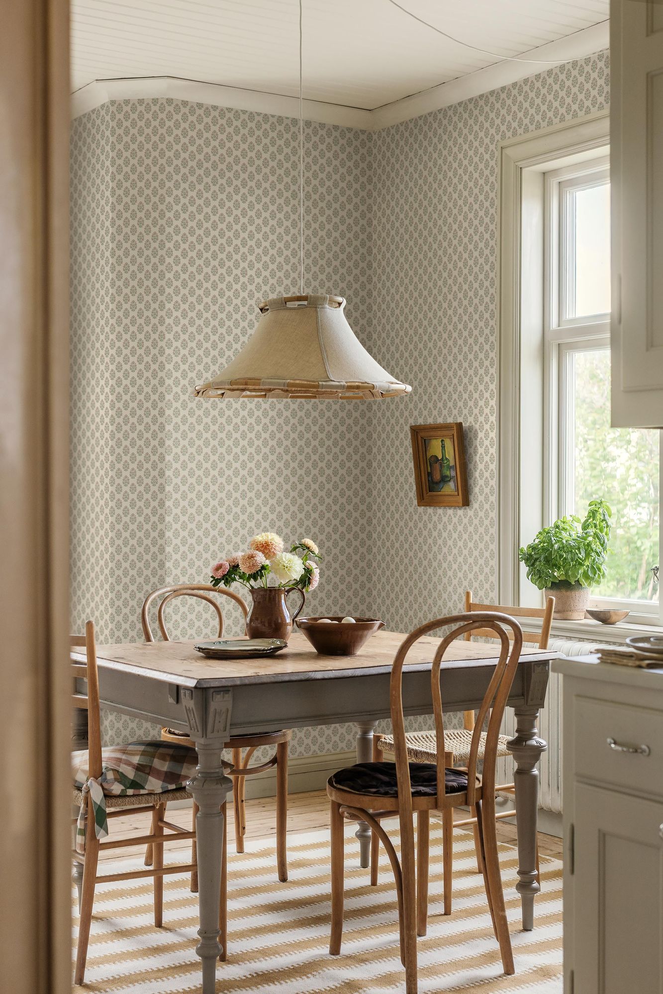 8166 Sibylla Light Beige Charm Wallpaper by Boråstapeter