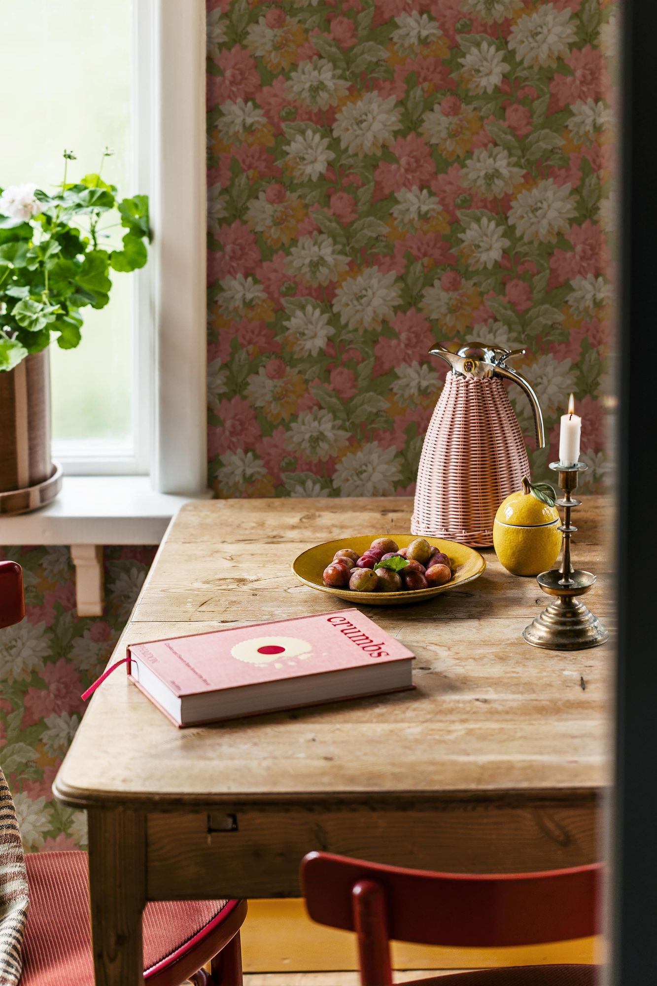 8170 Delilah Light Multi Charm Wallpaper by Boråstapeter