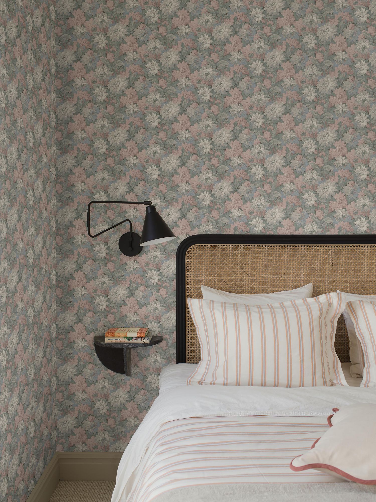 8171 Delilah Light Multi Charm Wallpaper by Boråstapeter