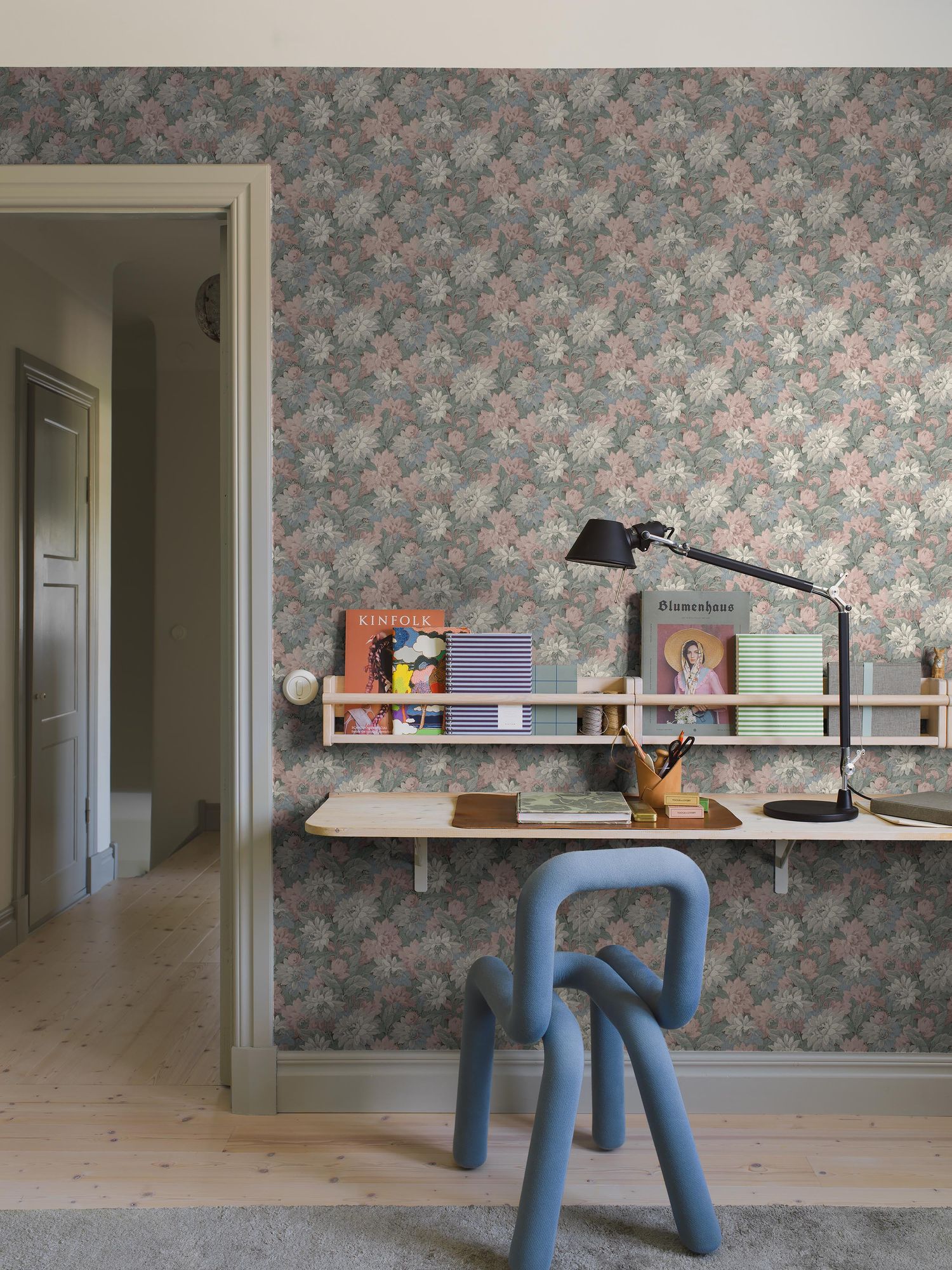 8171 Delilah Light Multi Charm Wallpaper by Boråstapeter