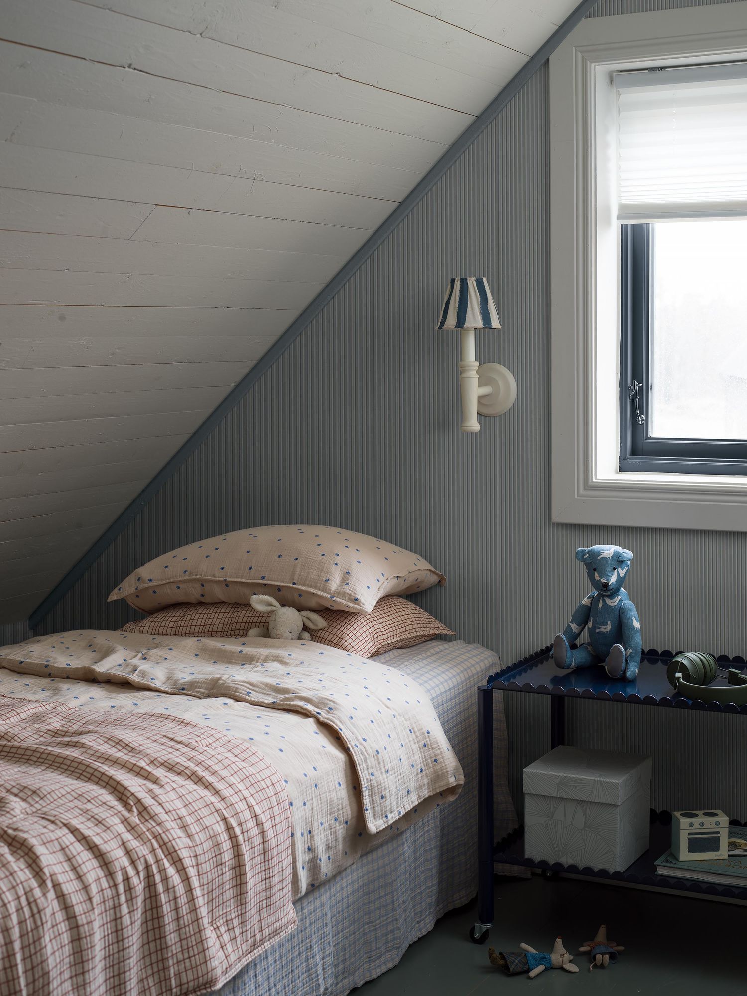 8175 Sam Light Blue Charm Wallpaper by Boråstapeter