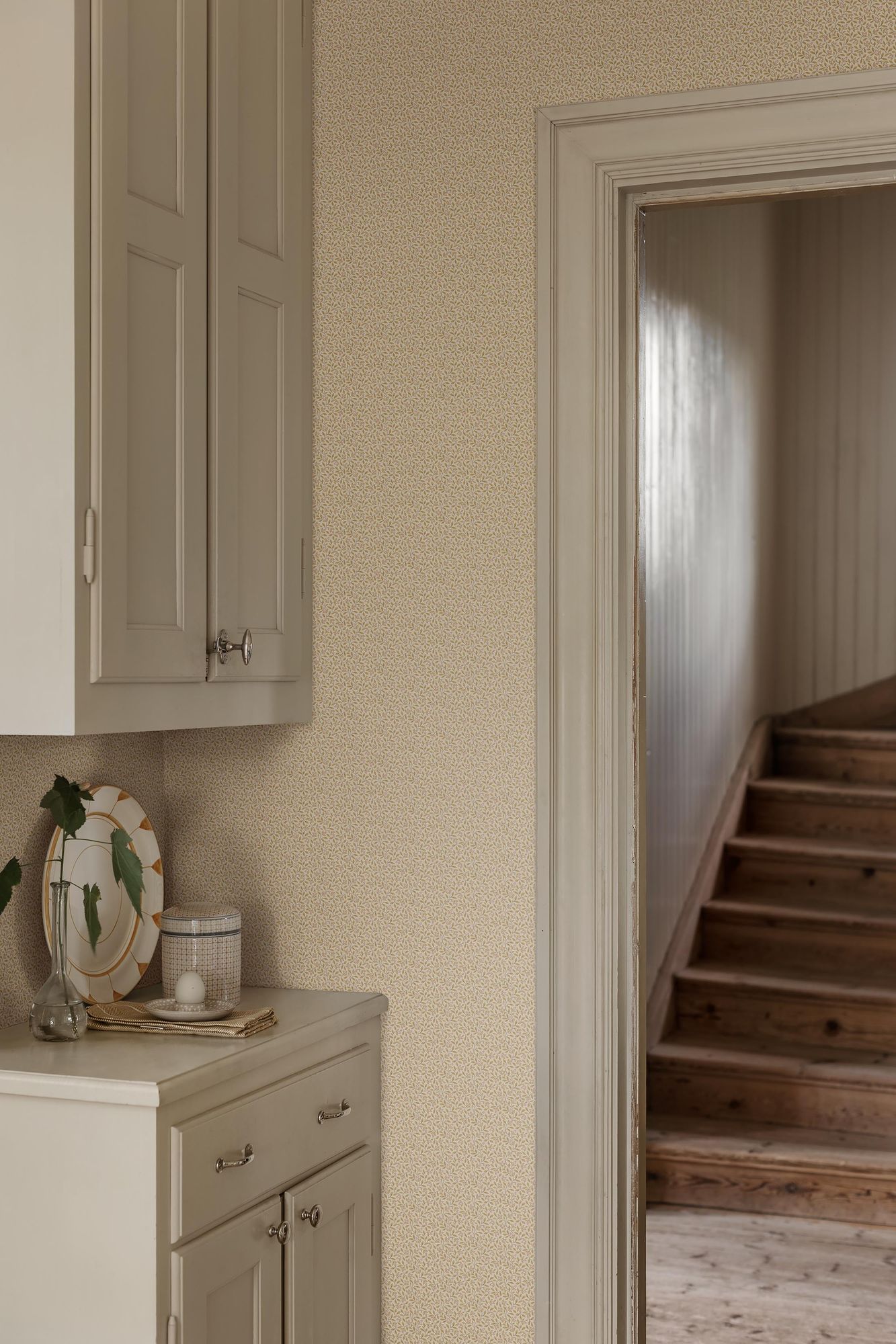 8178 Ida Light Yellow Charm Wallpaper by Boråstapeter