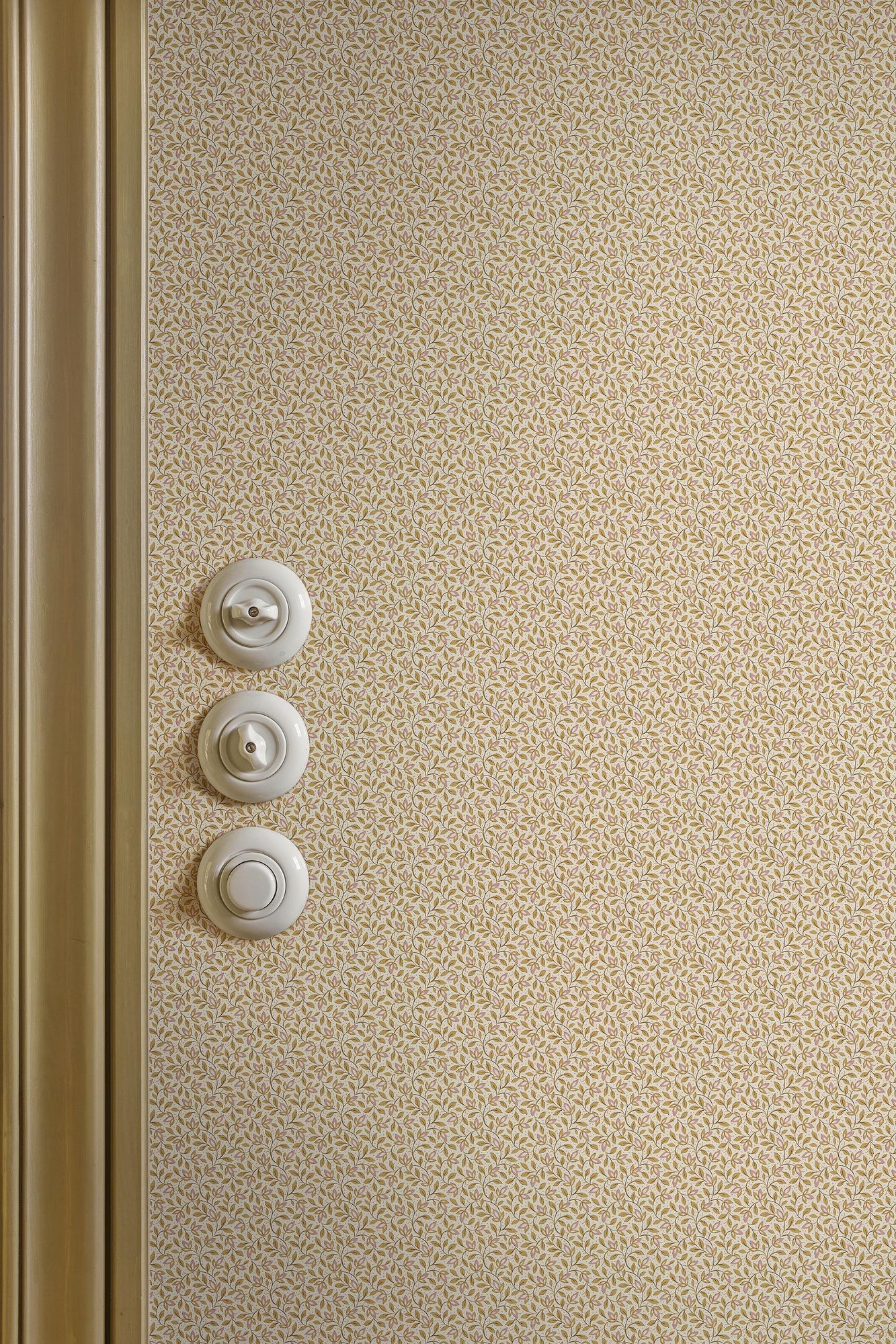 8178 Ida Light Yellow Charm Wallpaper by Boråstapeter