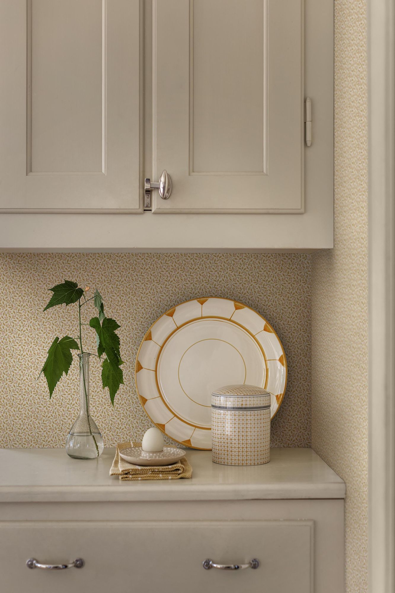 8178 Ida Light Yellow Charm Wallpaper by Boråstapeter