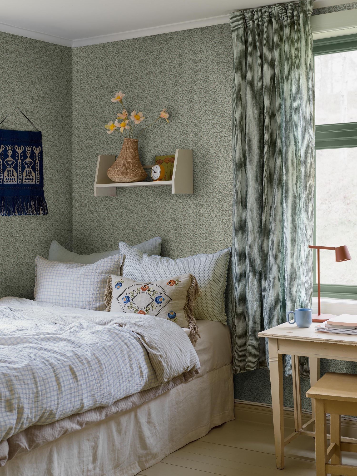 8179 Ida Light Green Charm Wallpaper by Boråstapeter