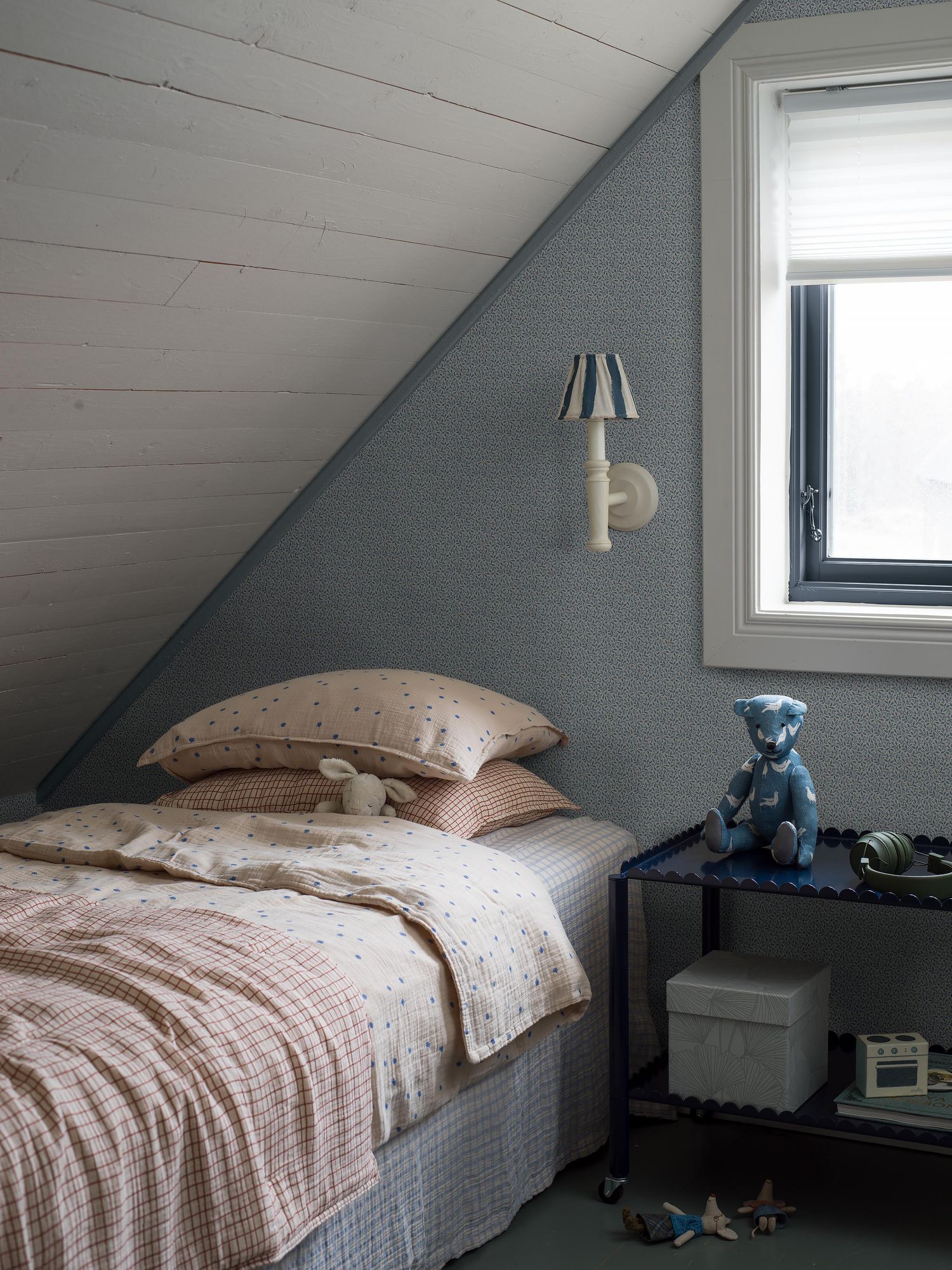 8180 Ida Light Blue Charm Wallpaper by Boråstapeter