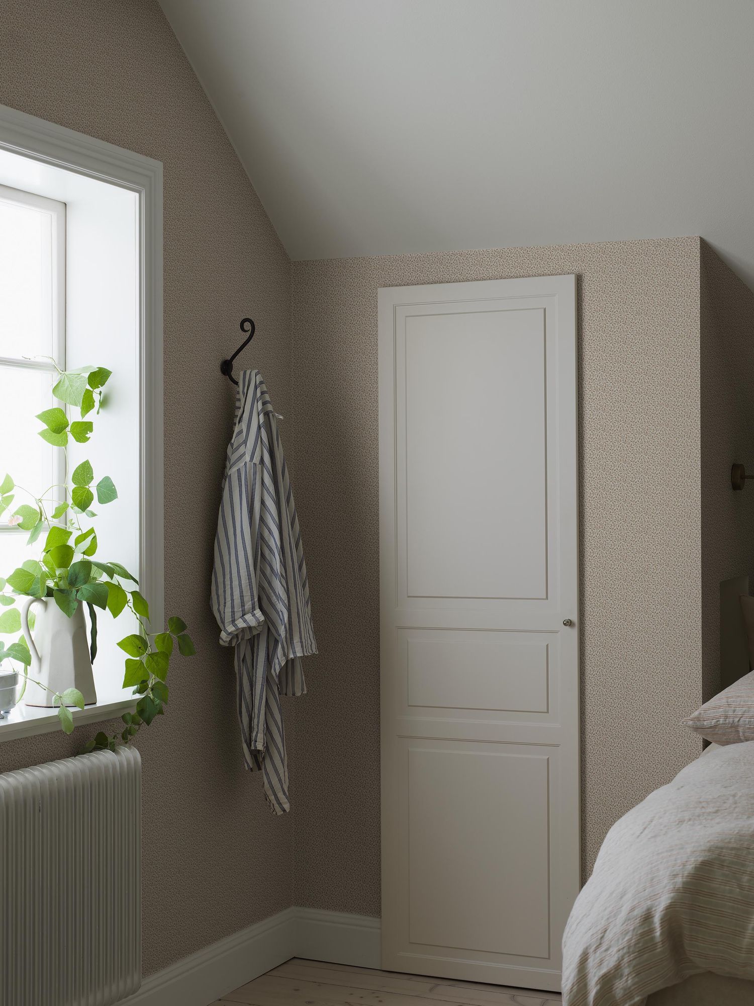 8181 Ida Light Beige Charm Wallpaper by Boråstapeter