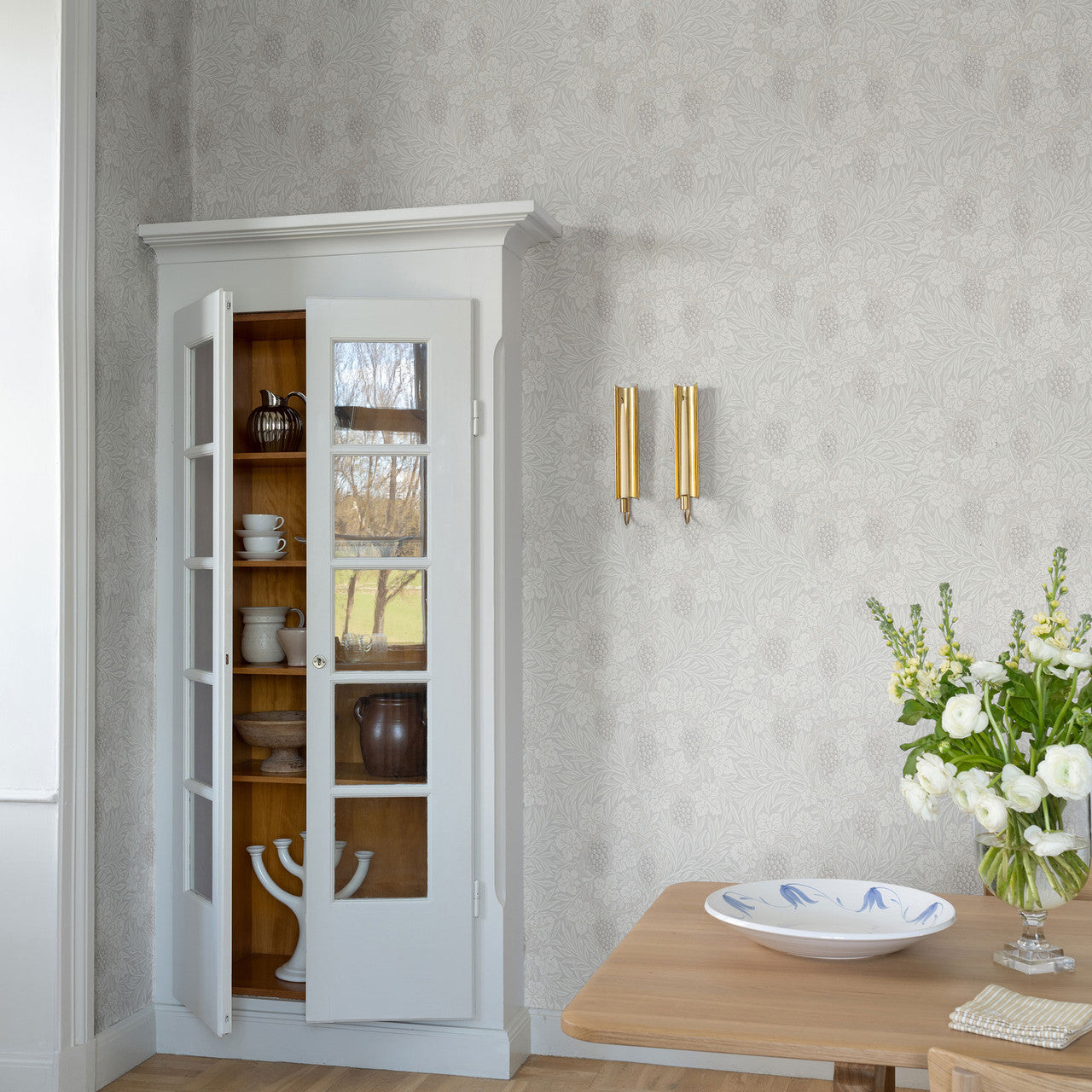 82016 Vine Hidden Treasures White Wallpaper By Galerie