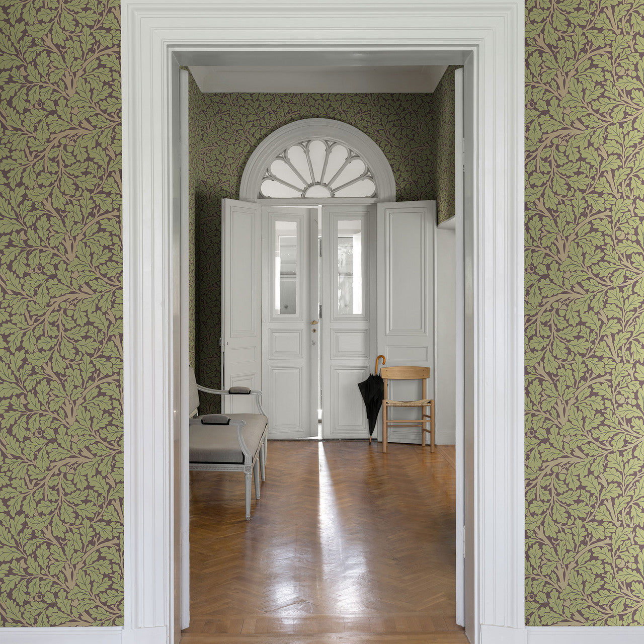 82029 Oak Tree Hidden Treasures Green Wallpaper By Galerie